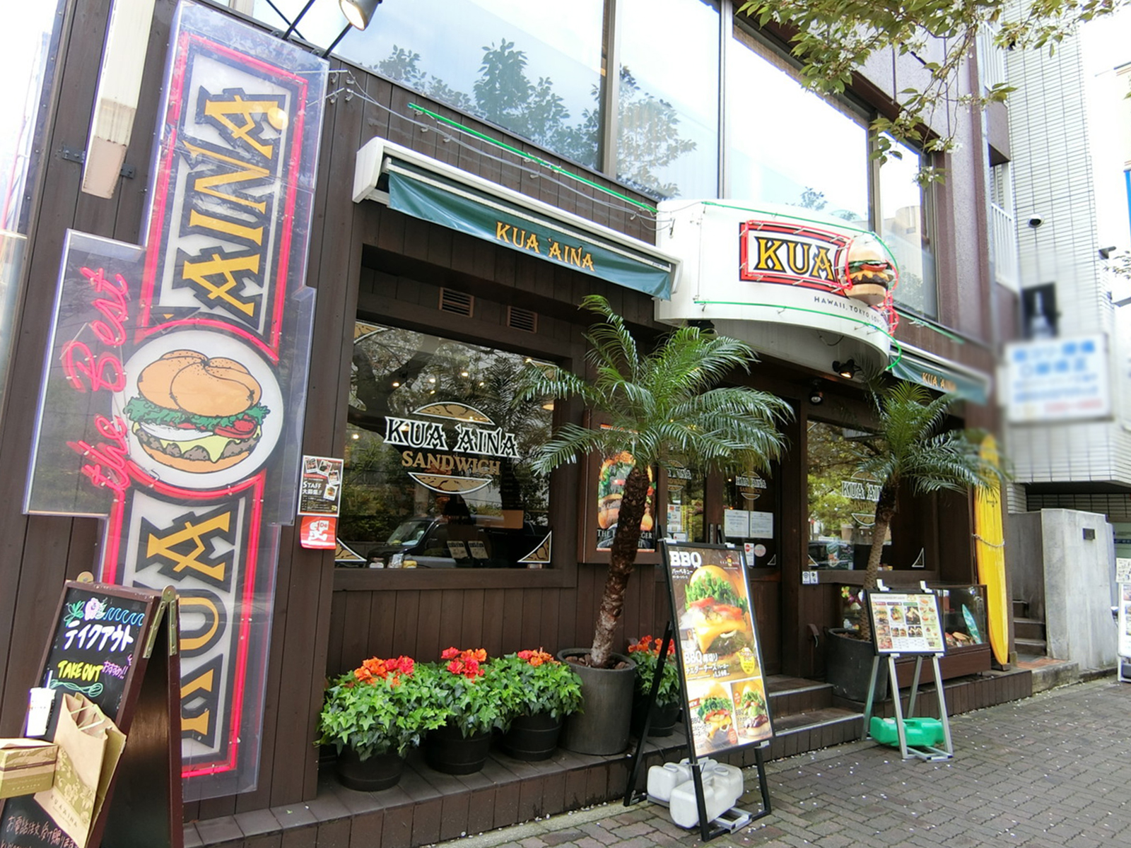 周辺には飲食店が複数あり