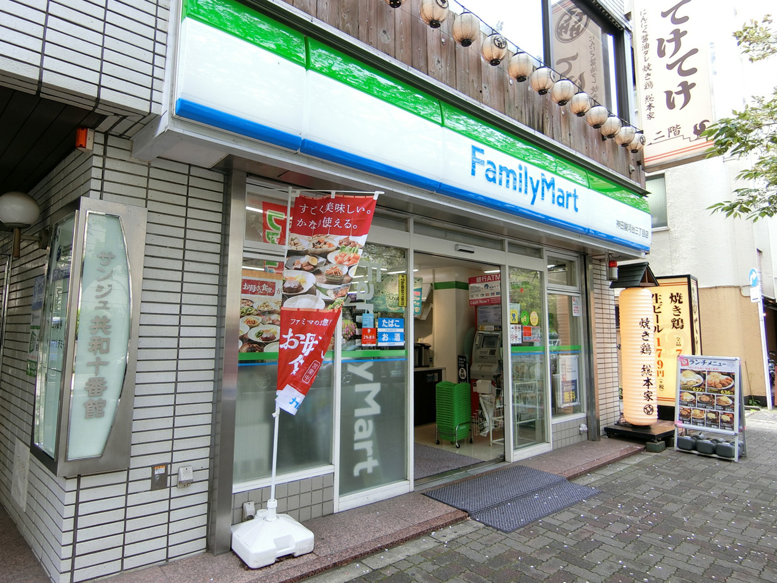 徒歩2分のファミリーマート