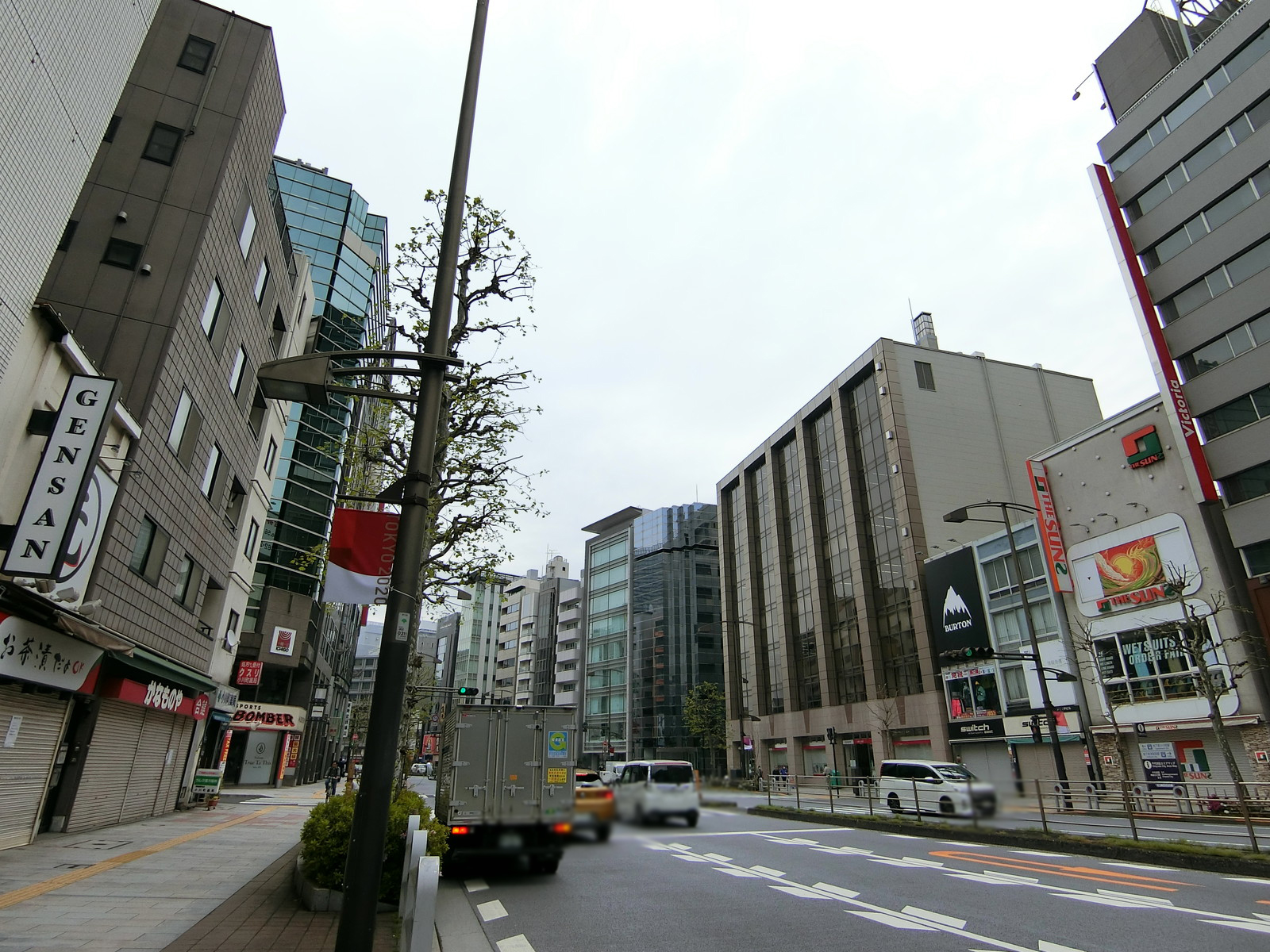 市村ビル前面の靖国通り