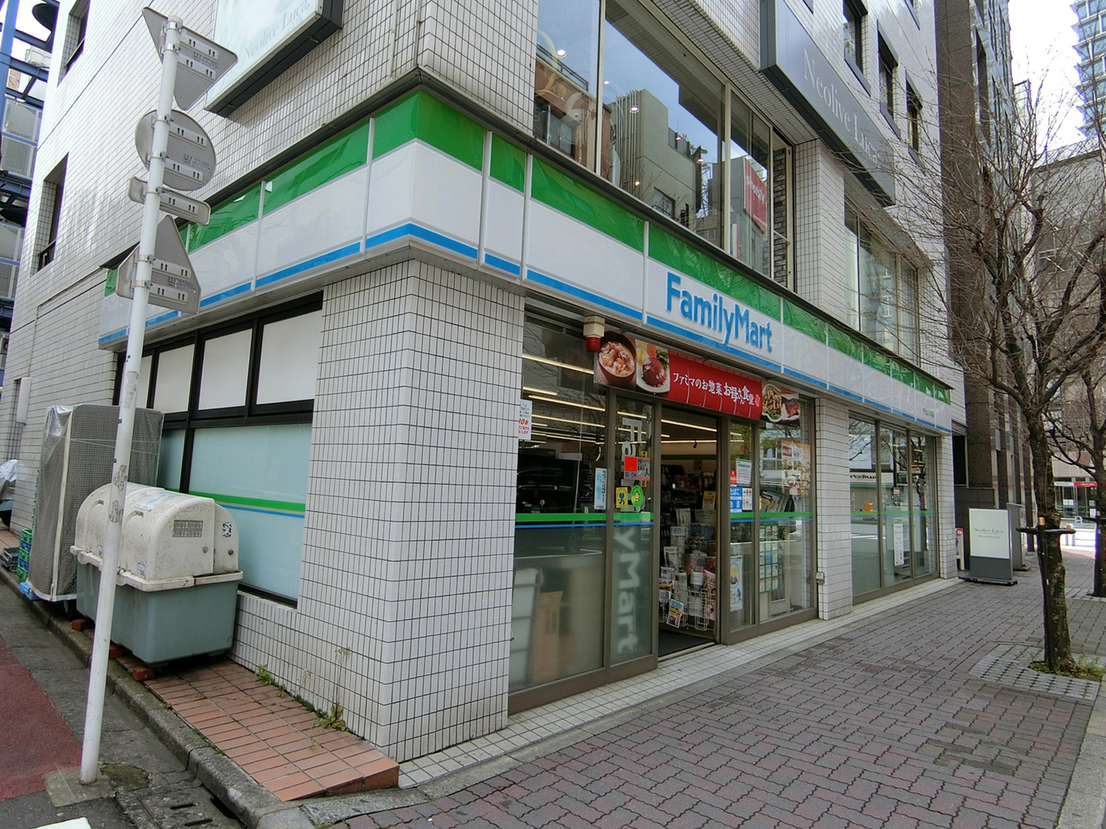徒歩2分のファミリーマート