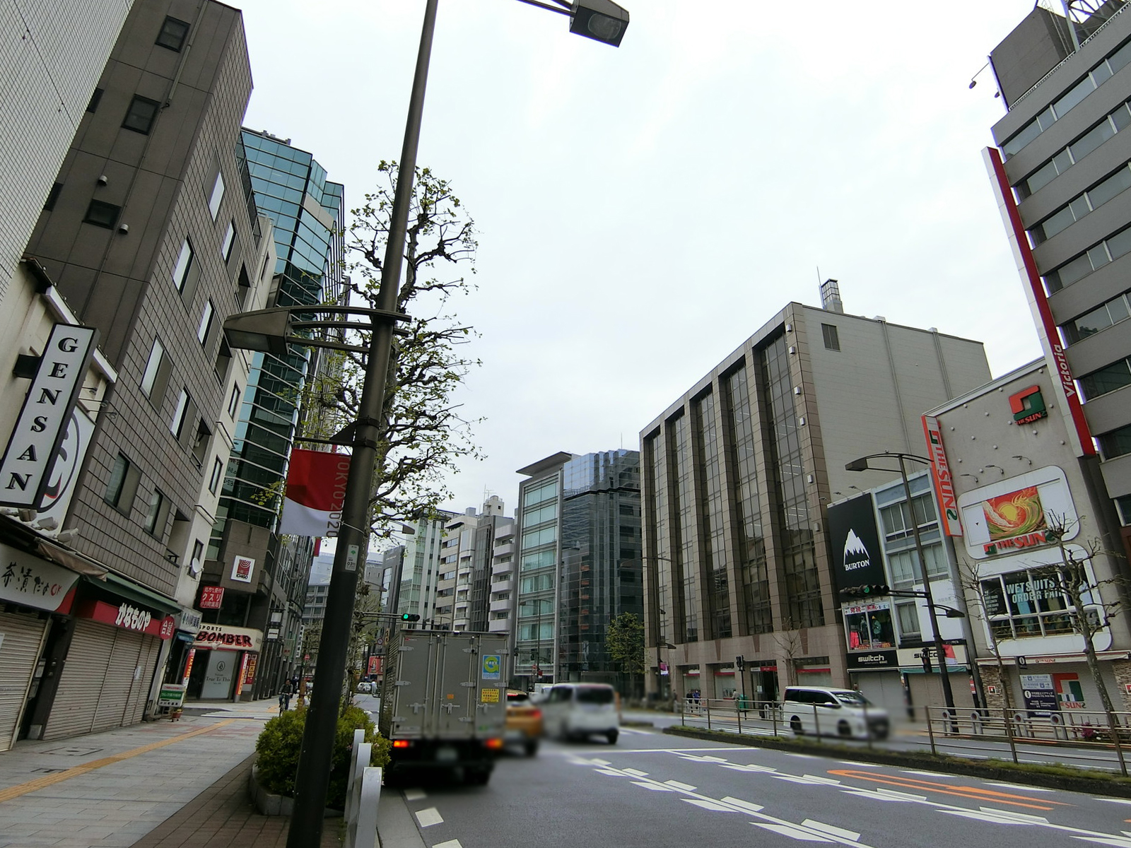 NKビル前面の靖国通り