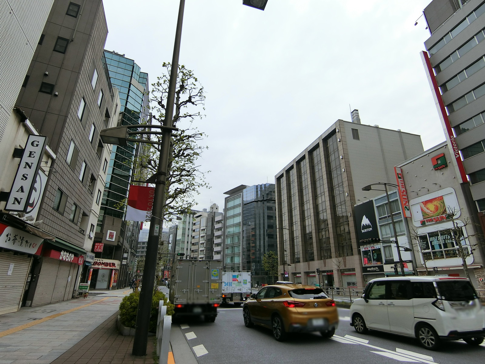 UIビル前面の靖国通り