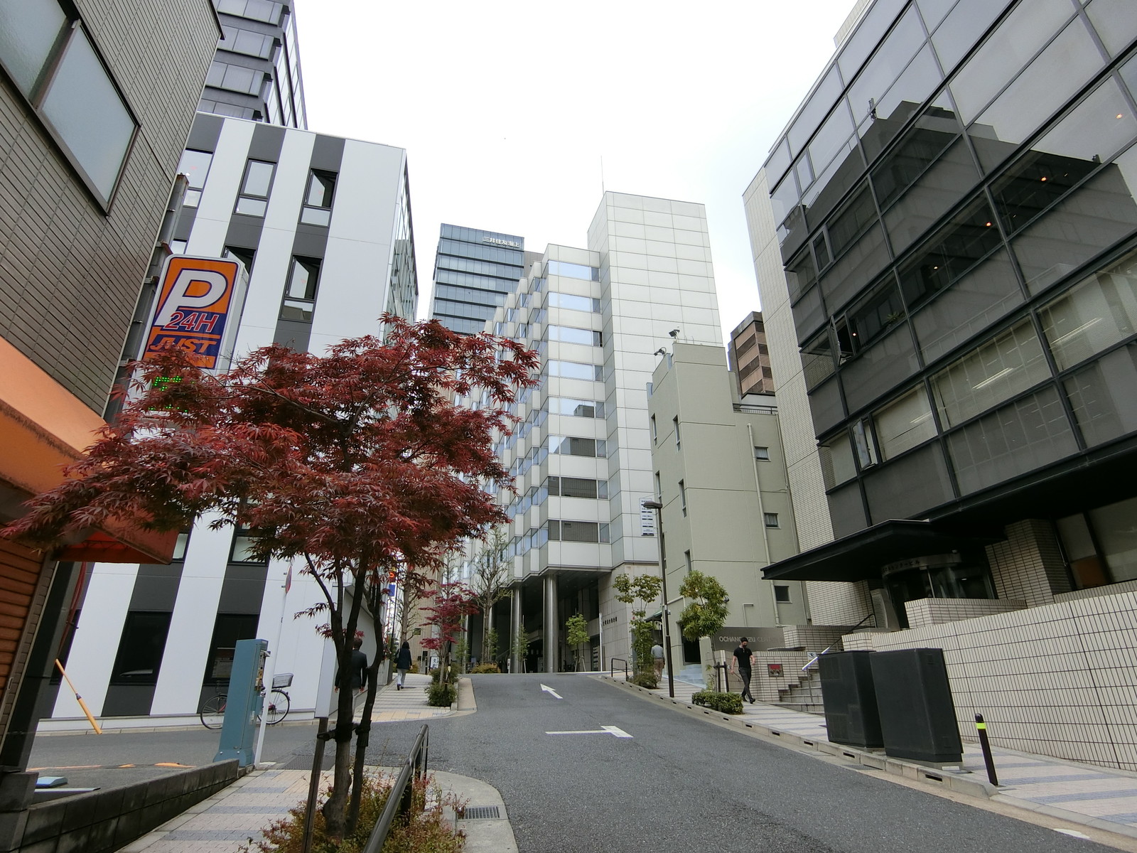 菅山ビル前面の通り