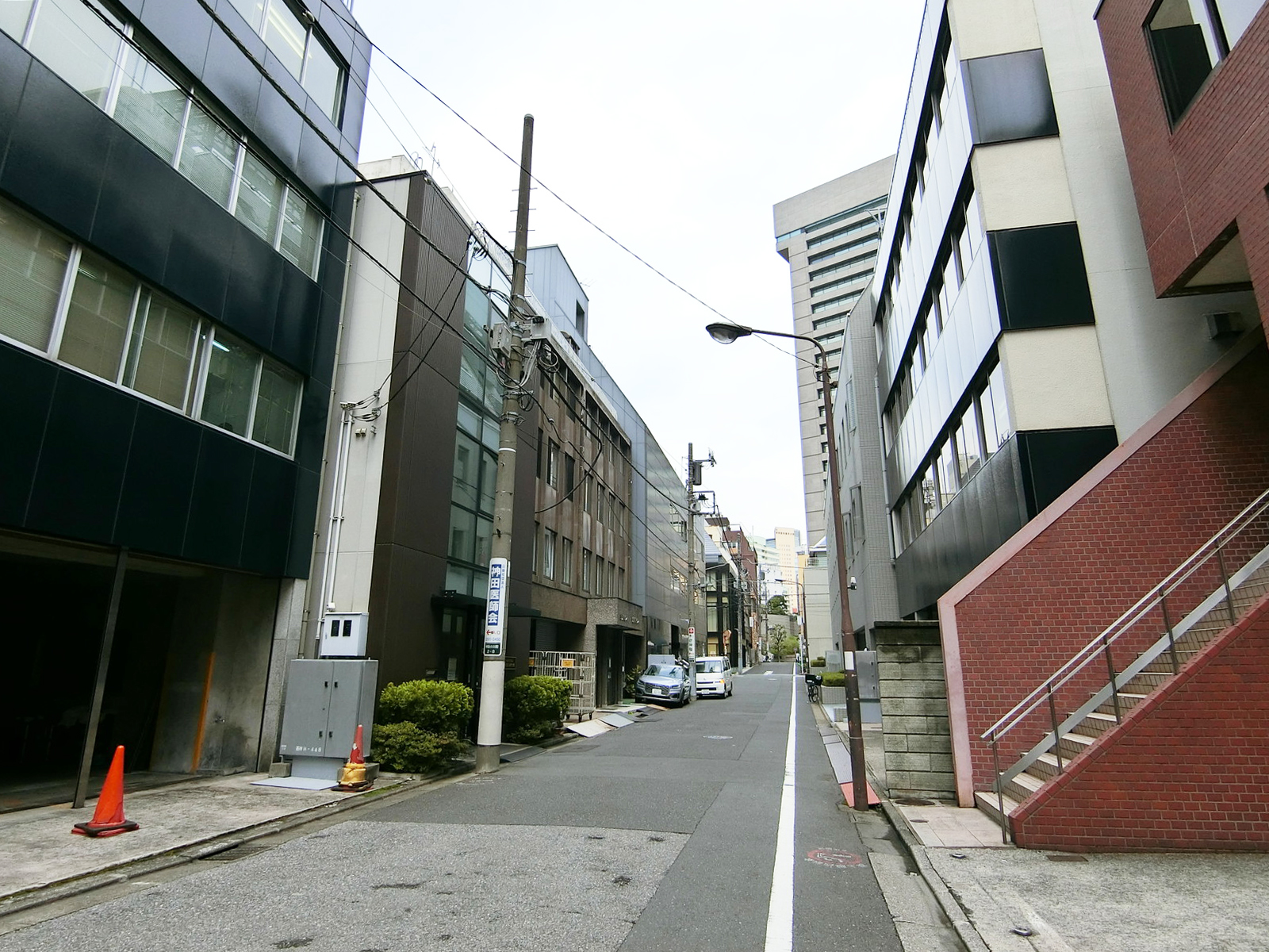 進盛ビル前面の通り