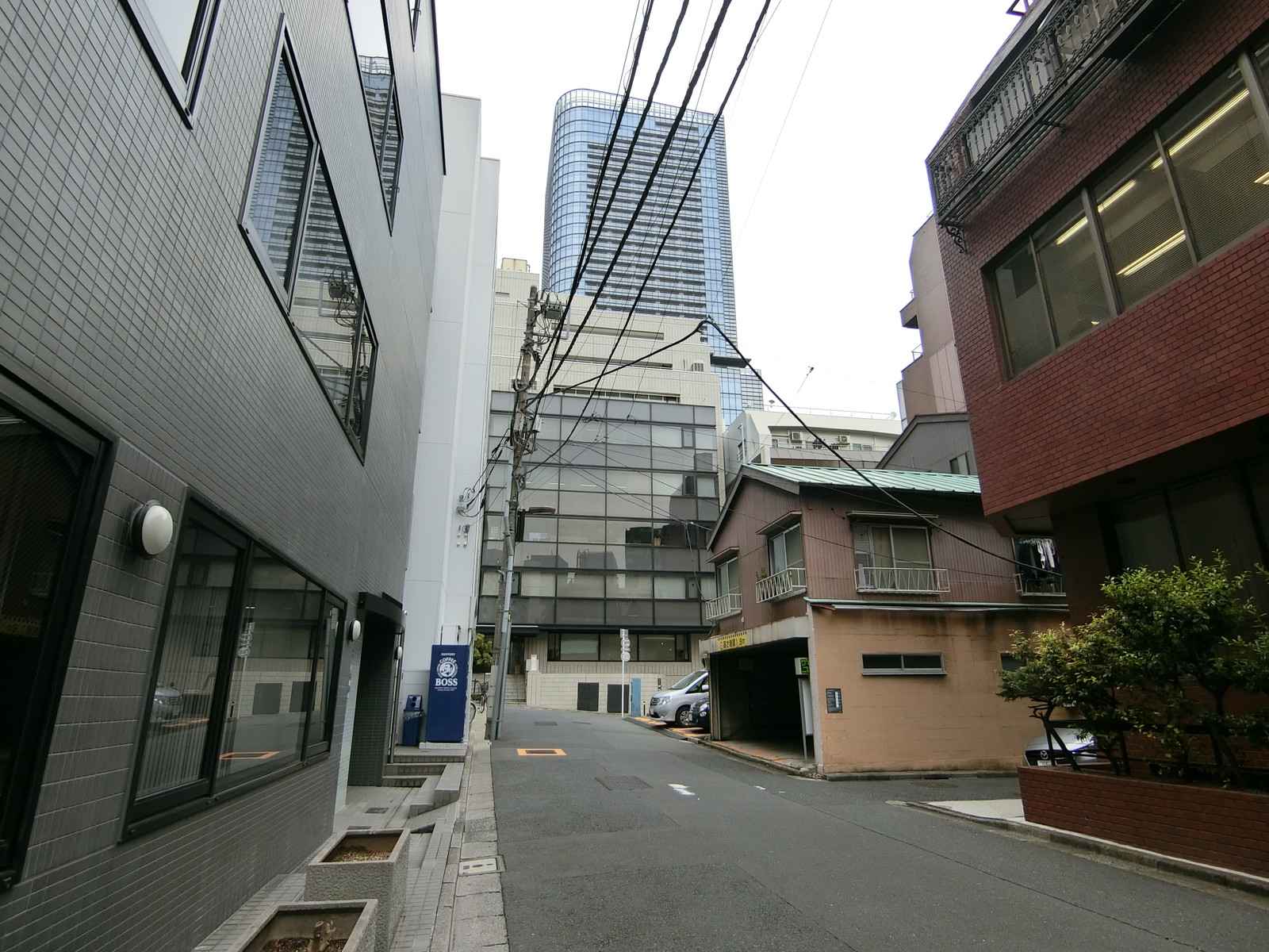 ケイアイシャトービル前面の通り