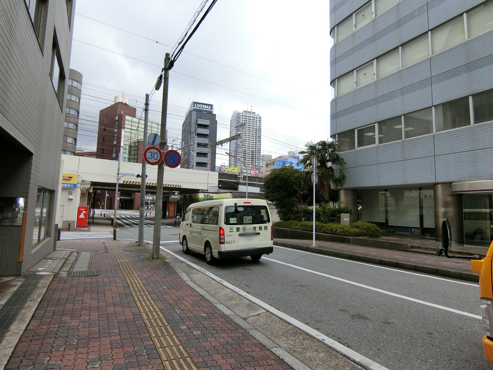 千葉テクノプラザ前面の通り