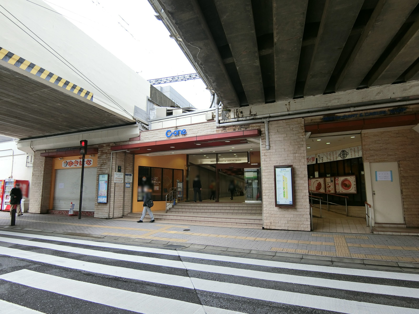 ビル横の駅ビル C-one