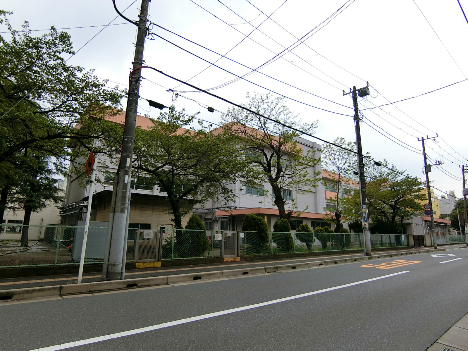 ビル前の千葉市立 新宿小学校