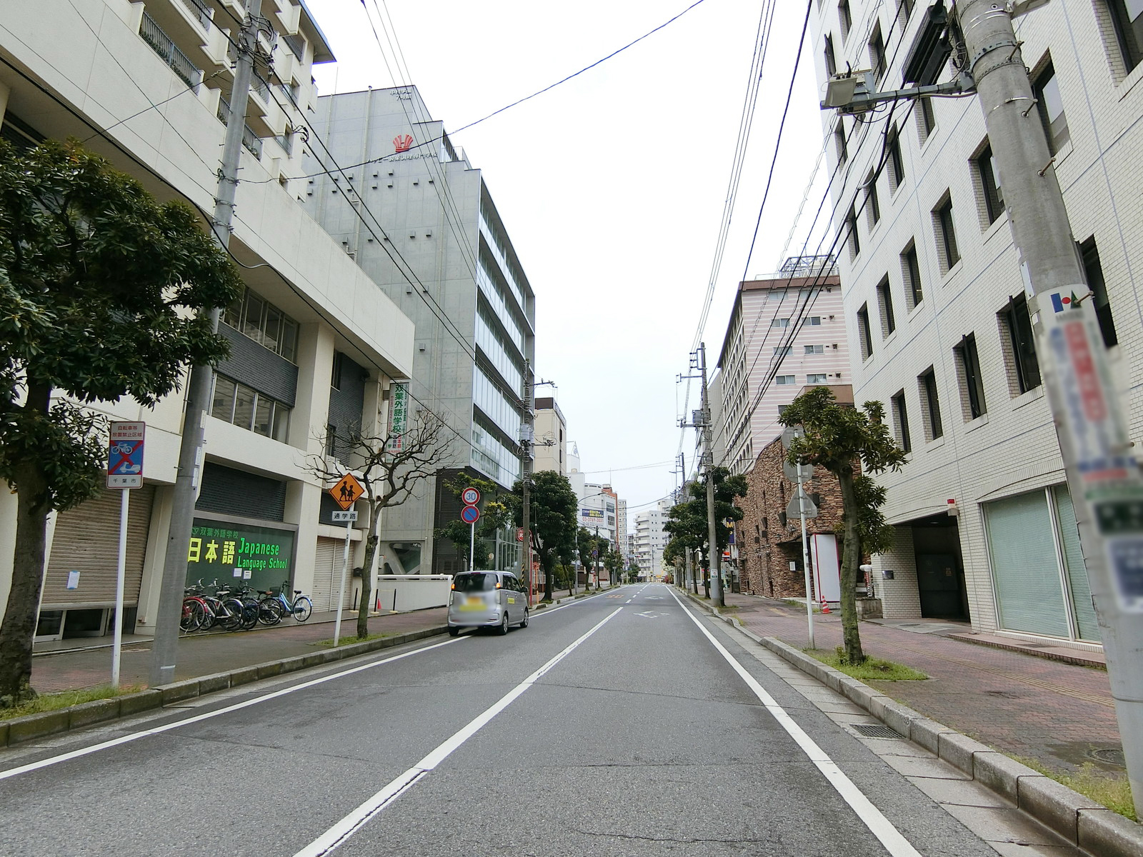 周辺は閑静なオフィス街
