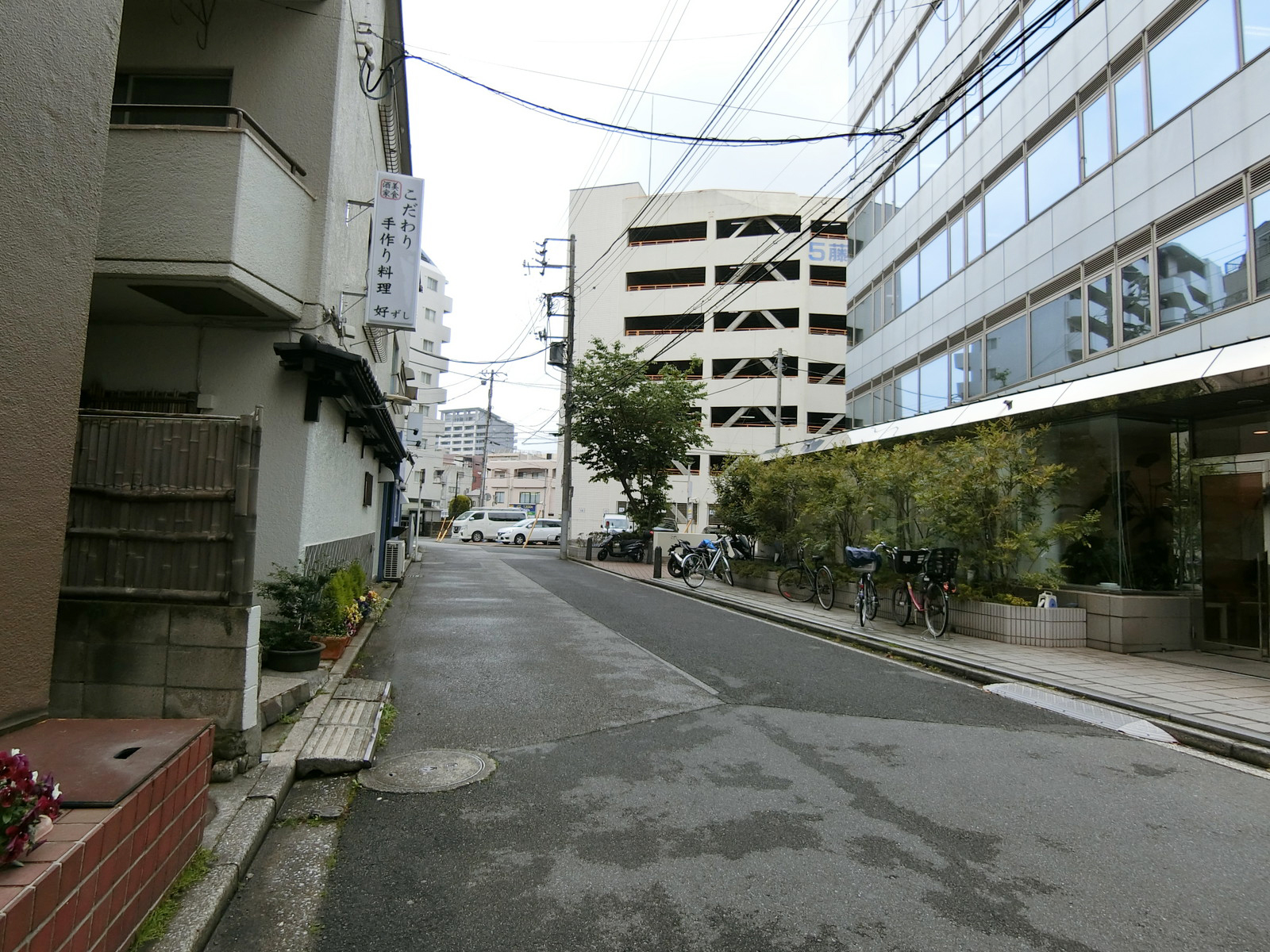 荒井ビル前面の通り