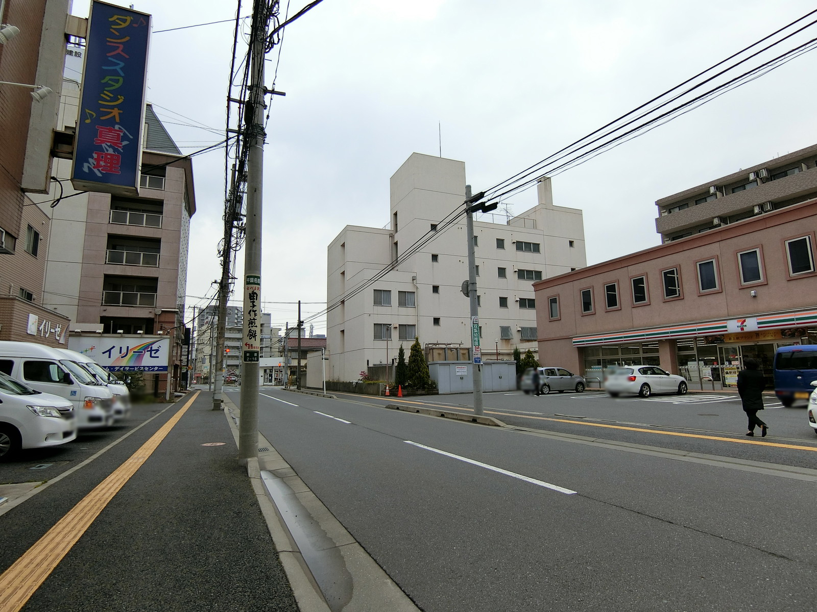 エムズ新宿ビル前面の通り
