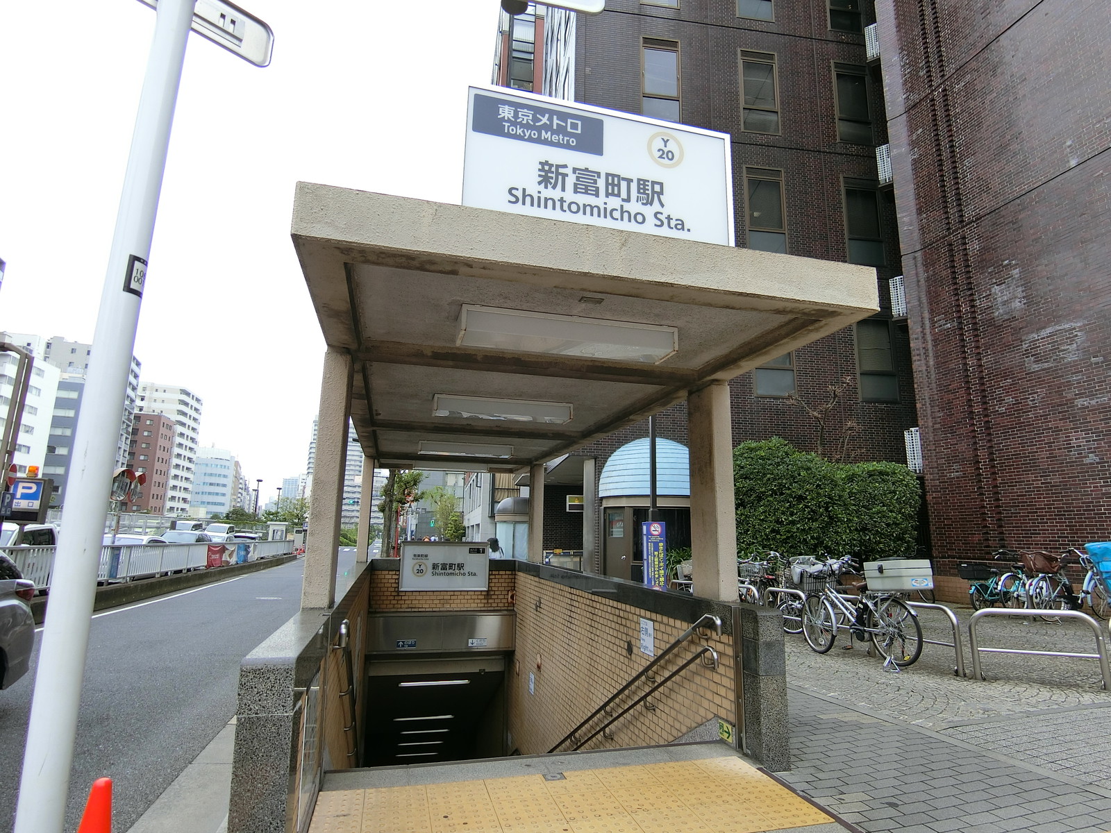 最寄りの「新富町駅」