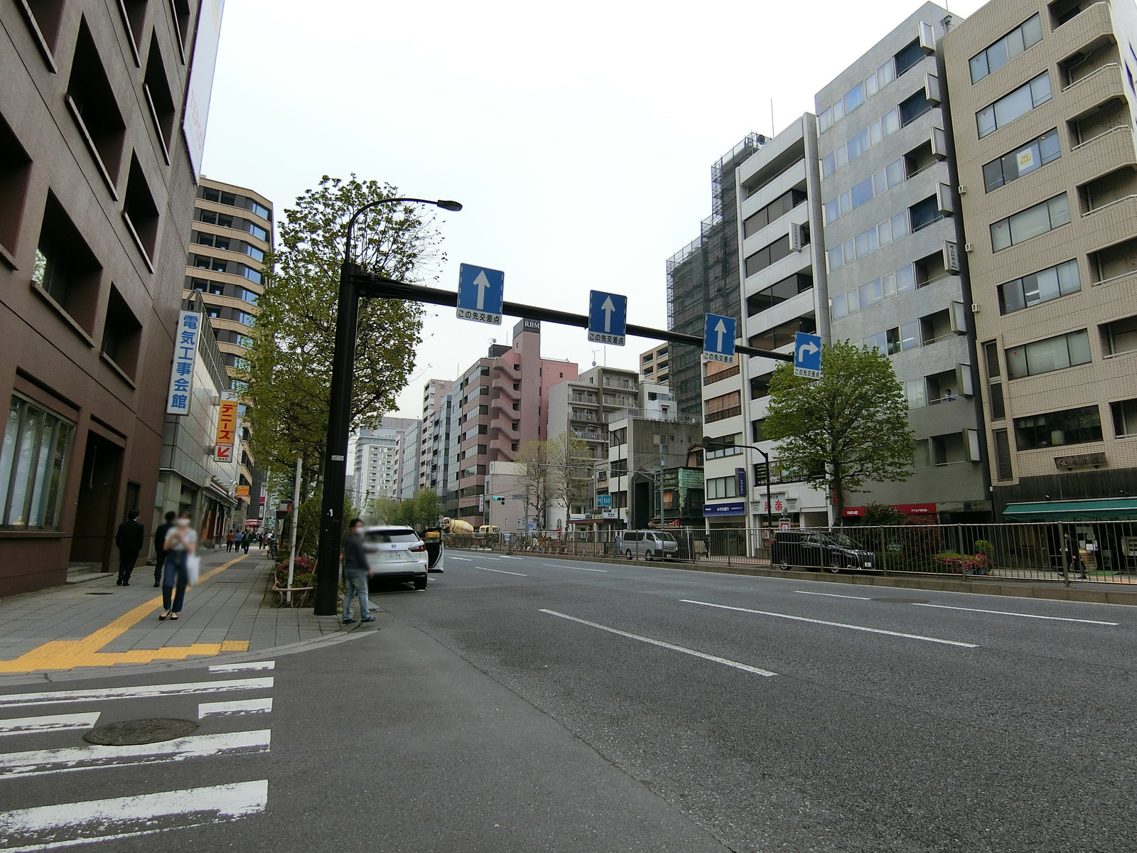 電気工事会館前面の新大橋通り