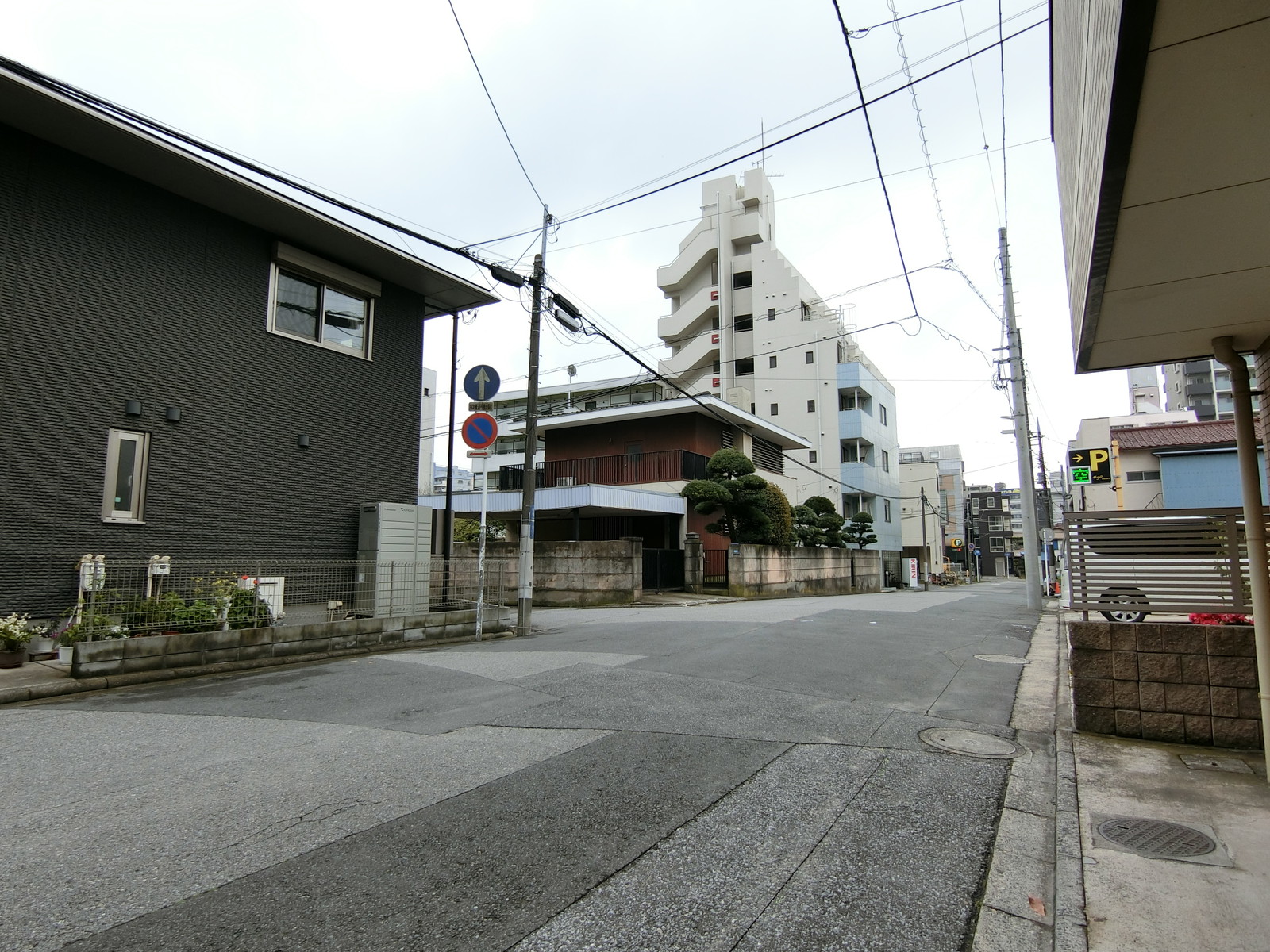 エバーウェル新宿前面の通り