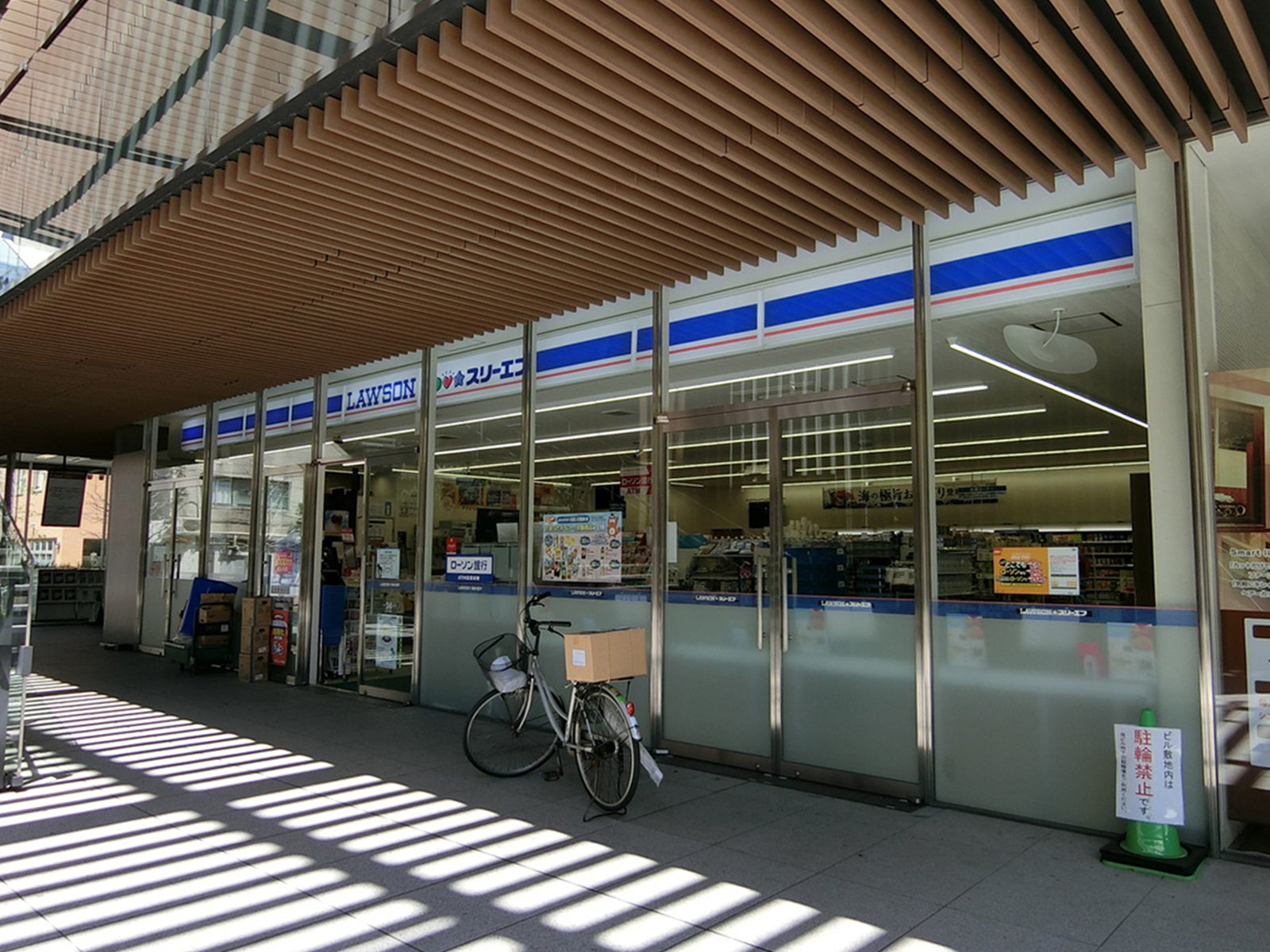 徒歩1分のローソン