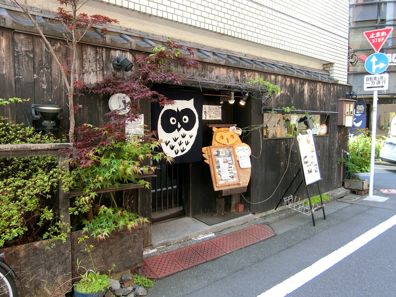 付近には飲食店が複数あり