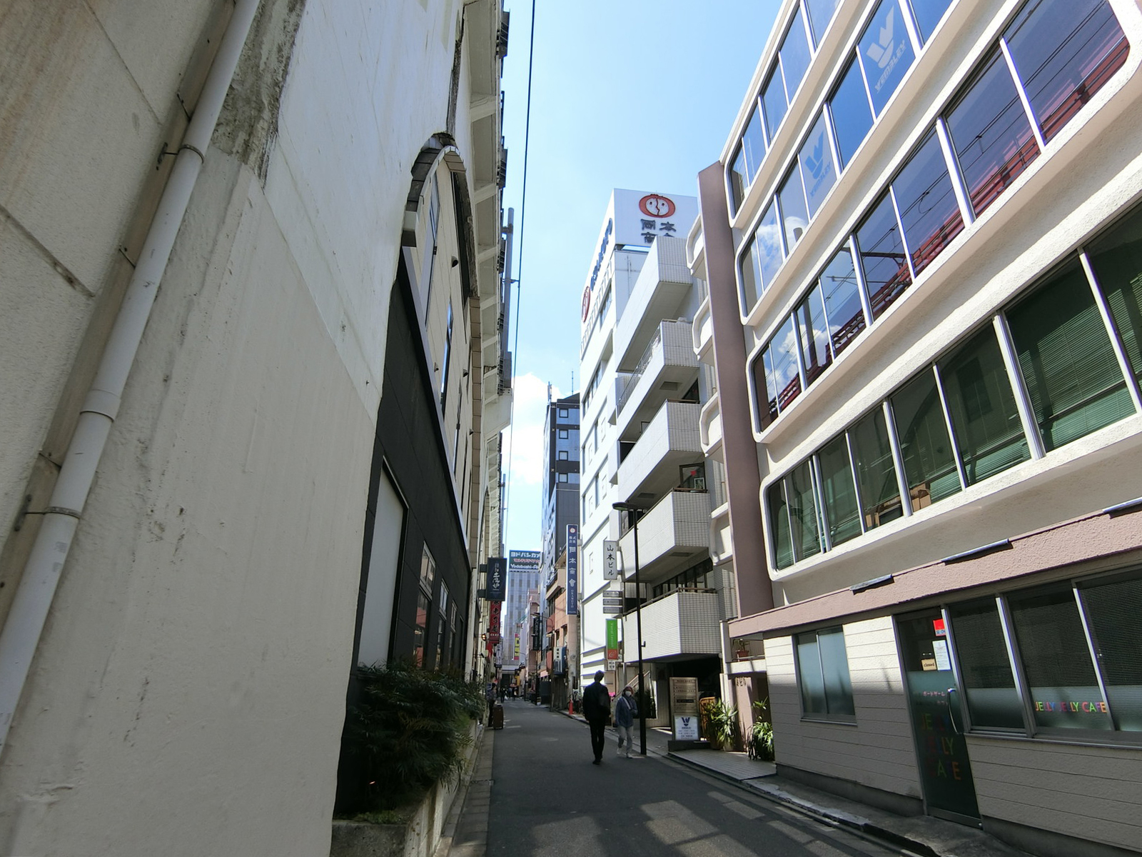 由良ビル前面の通り