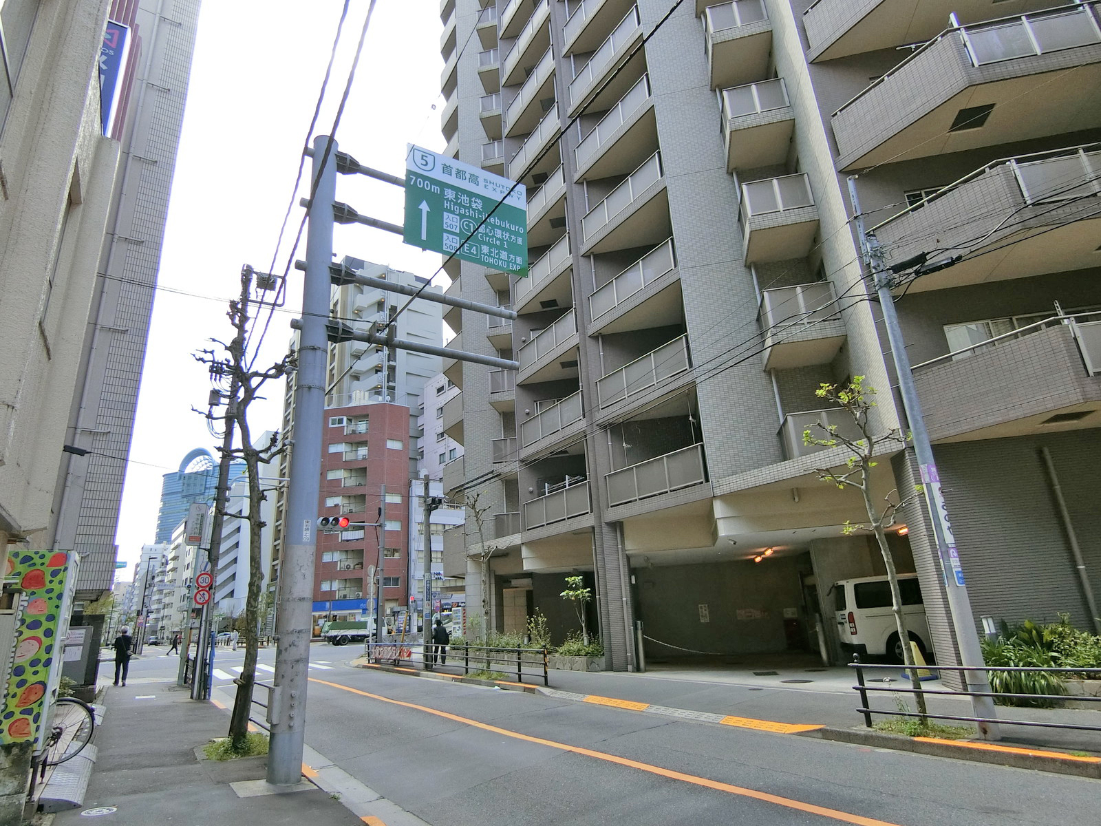 周辺はオフィスや店舗が多いエリア