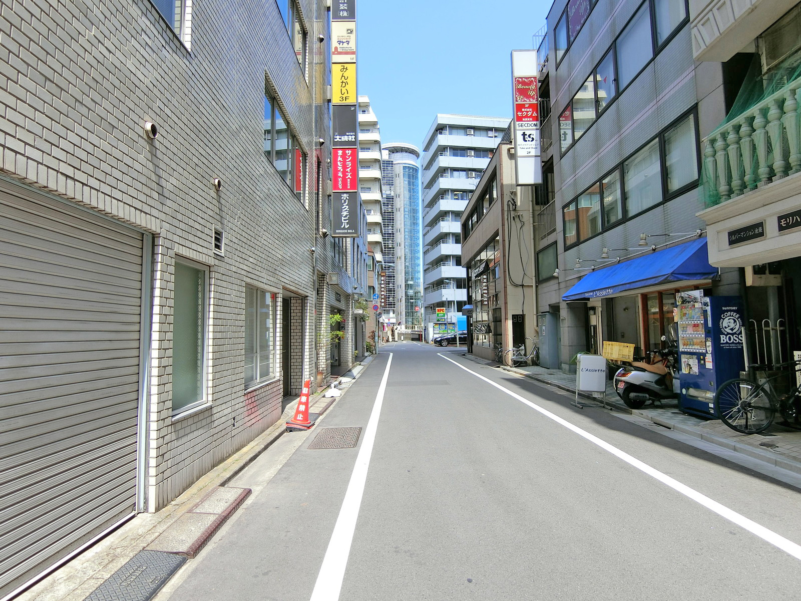 ホリグチビル前面の通り