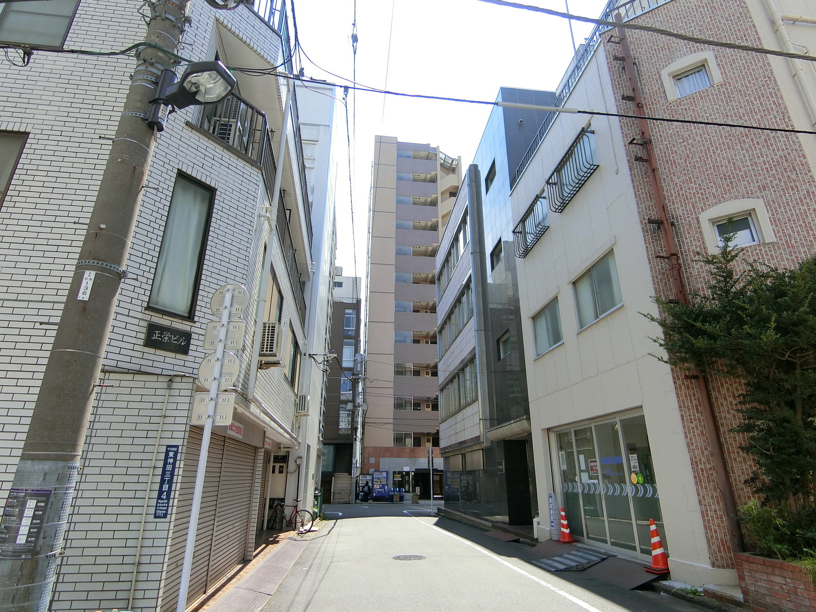 上田ビル前面の通り