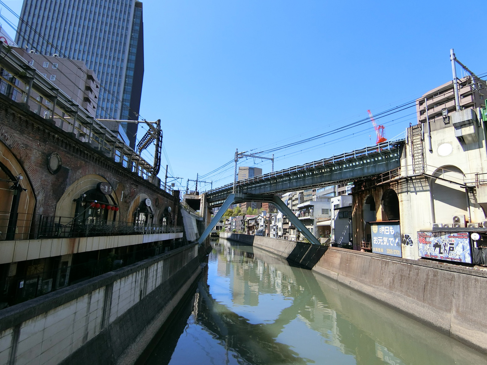 周辺は川が流れる穏やかなエリア