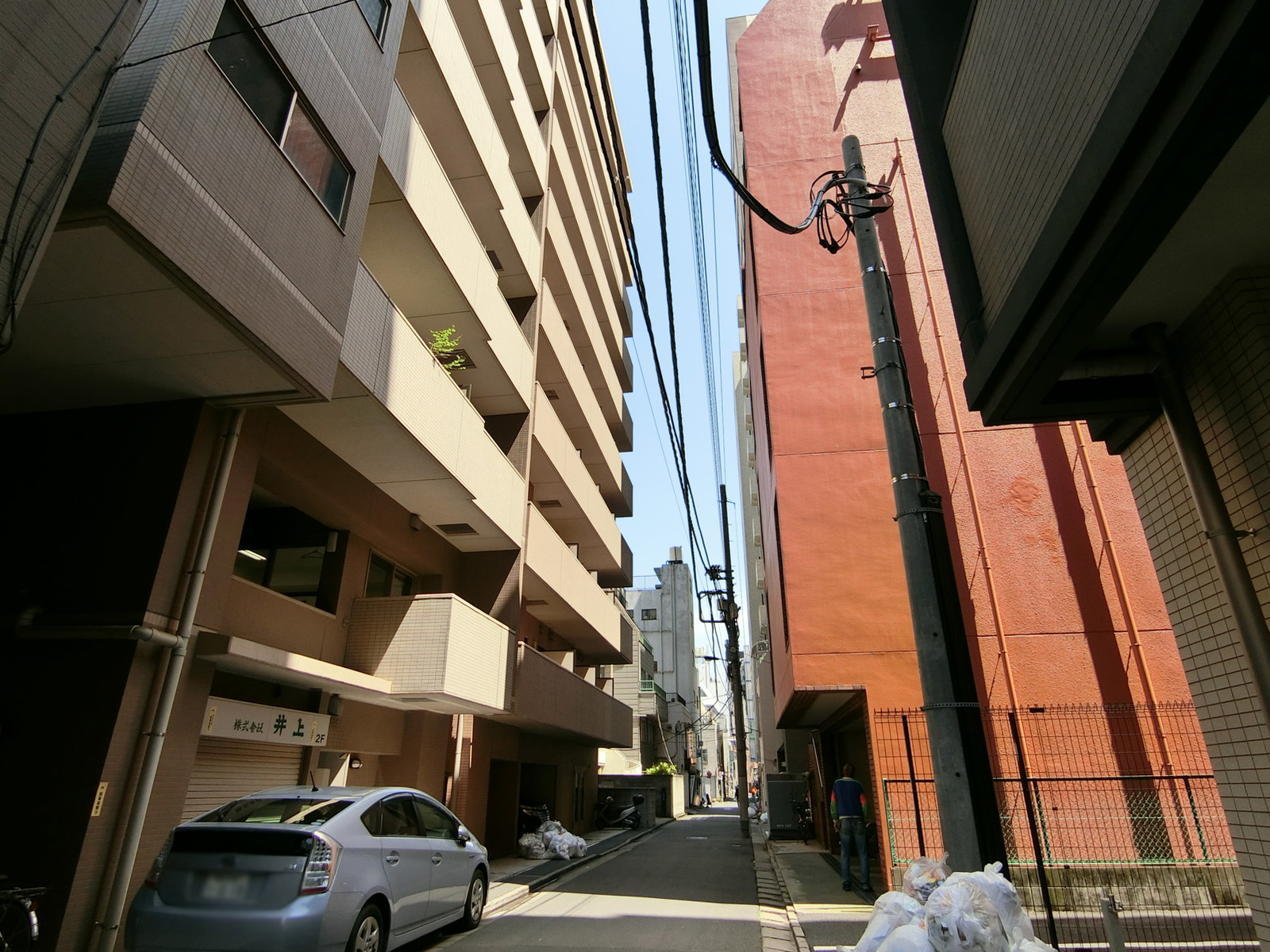 高山ビル前面の通り