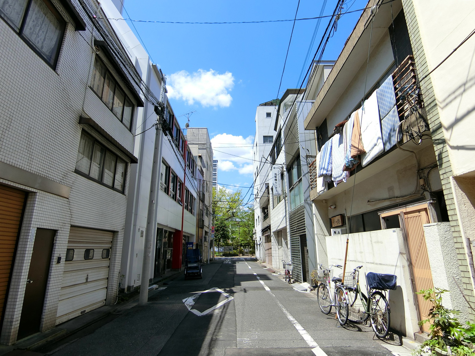 NWビル前面の通り