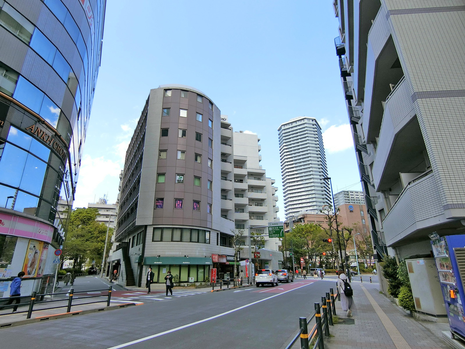 周辺はオフィスや店舗が多いエリア