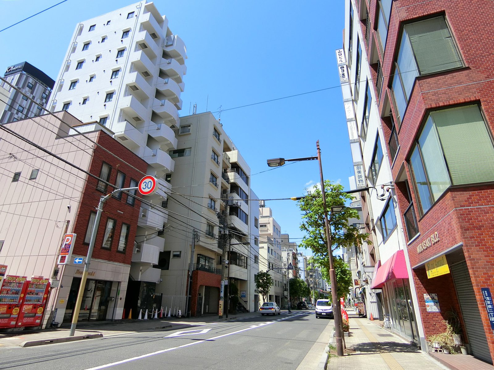 市川ビル前面の通り
