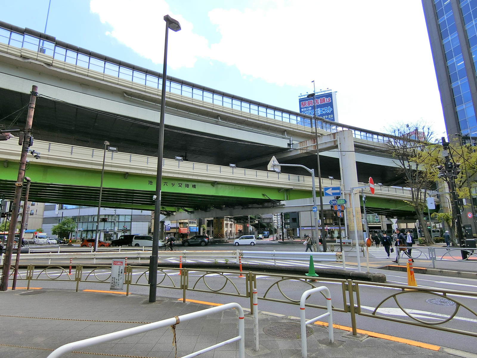 春日通り沿いに立地