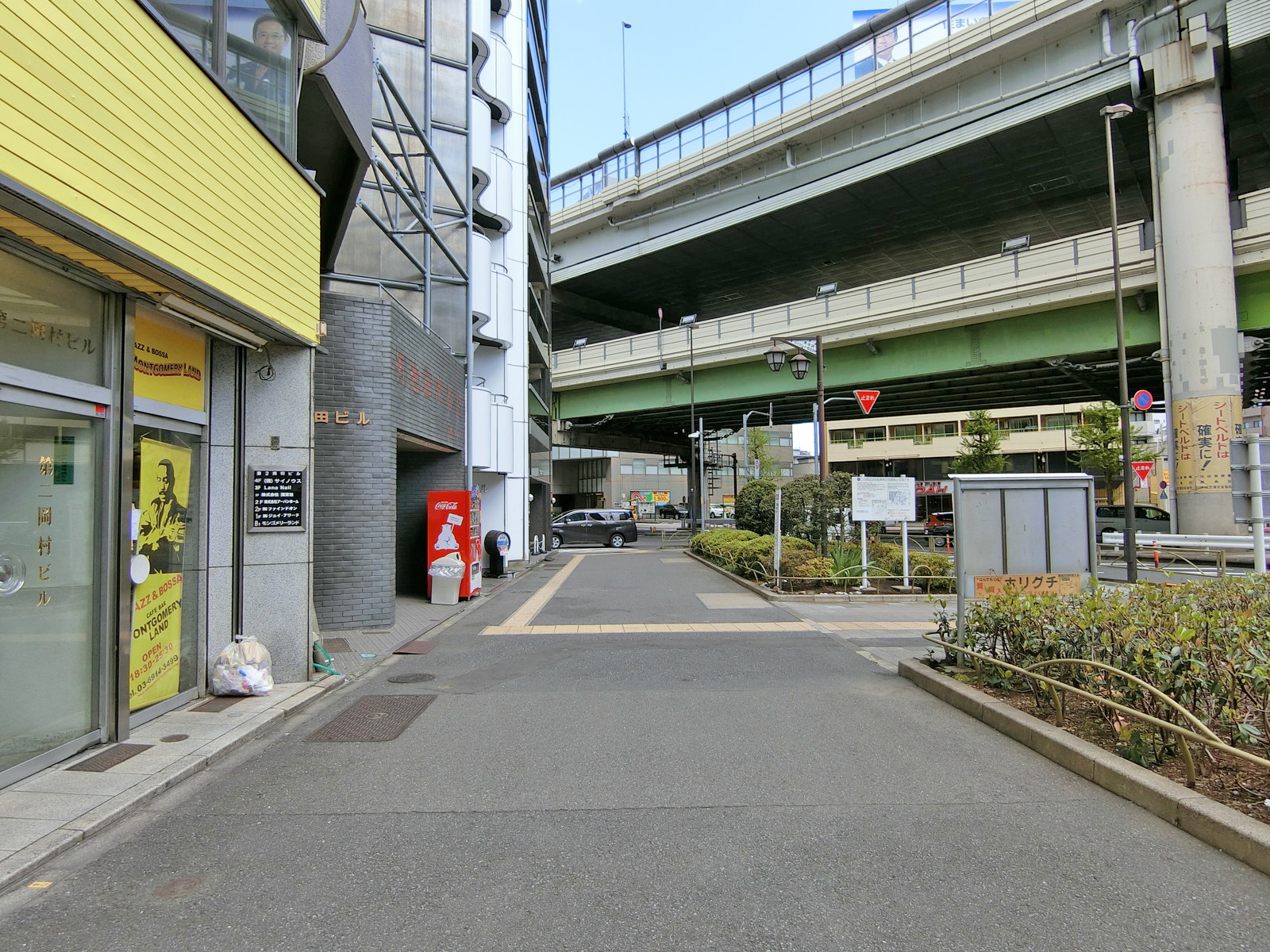 庚申ビル前面の通り