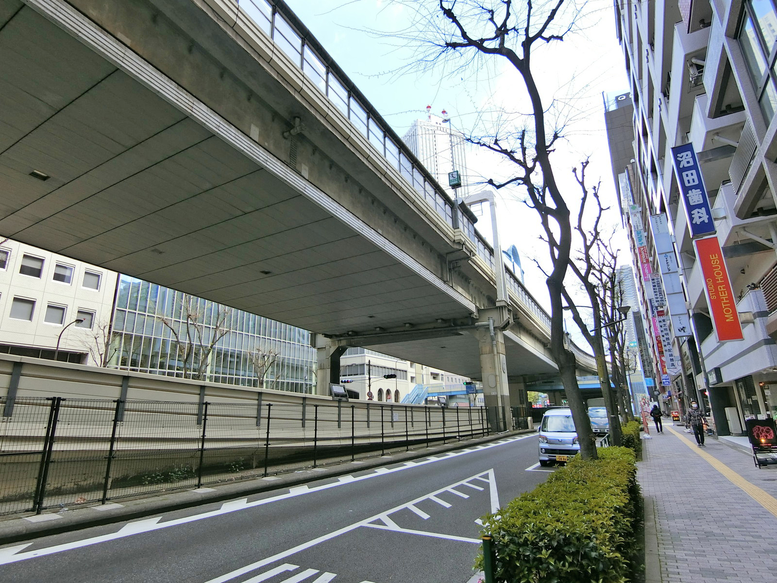 音羽池袋線沿いに立地