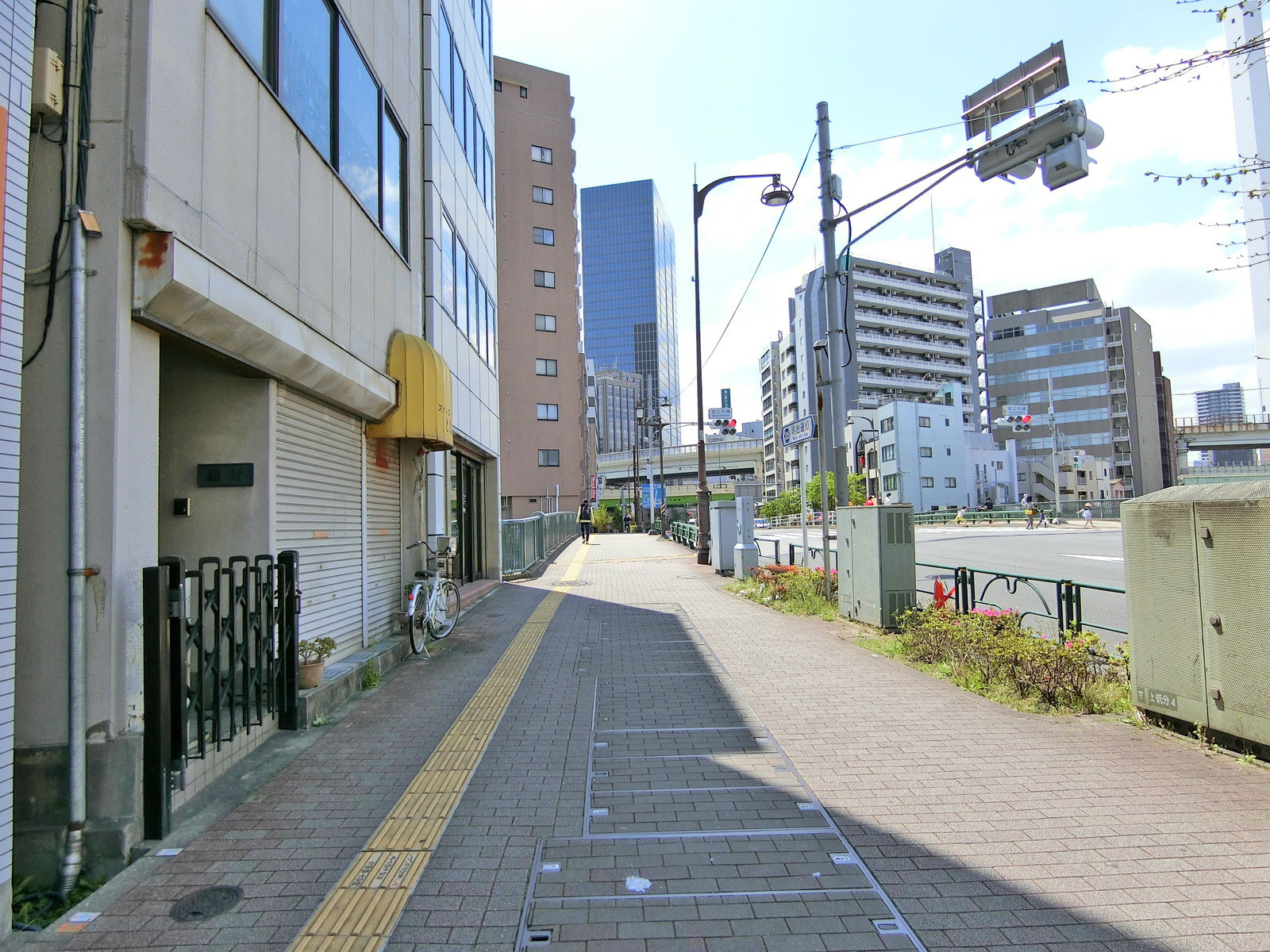 ビル前面の通り