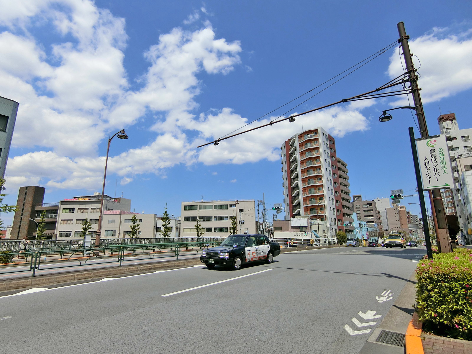 明治通り沿いに立地