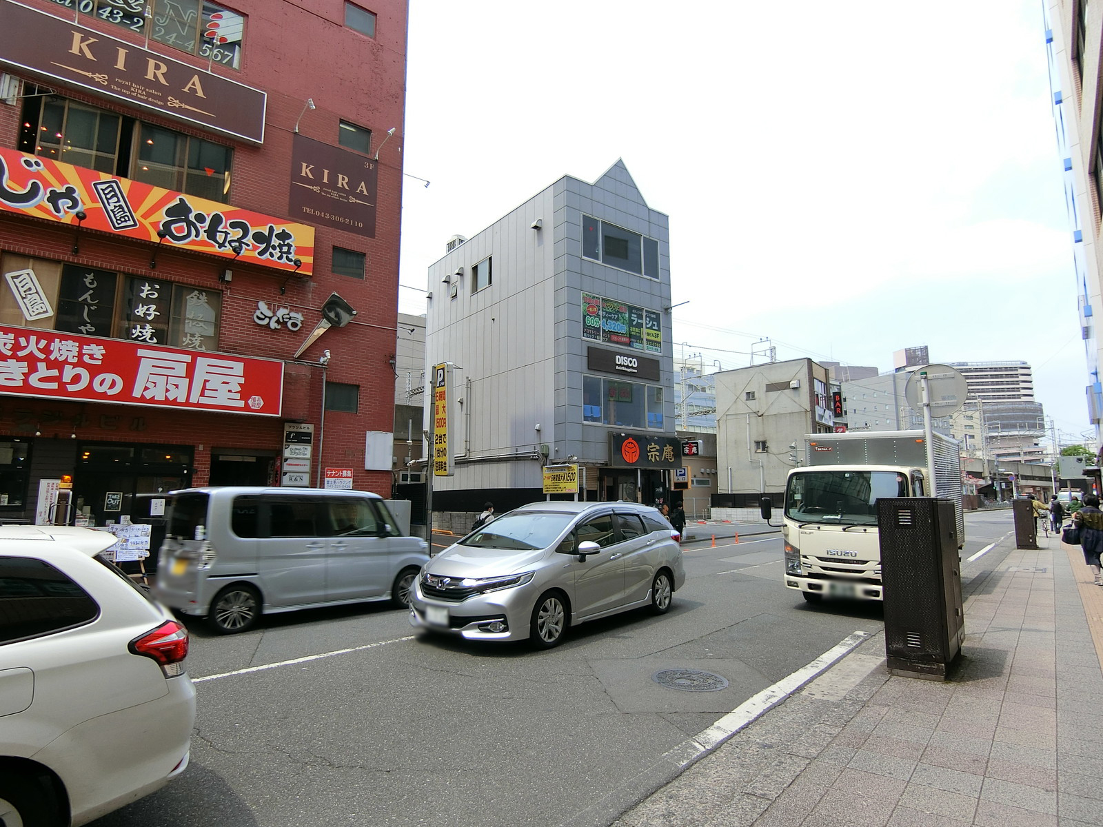 千葉中央駅前ビル前面の通り