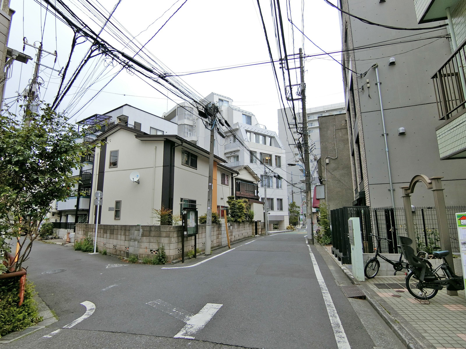 周辺は閑静なエリア