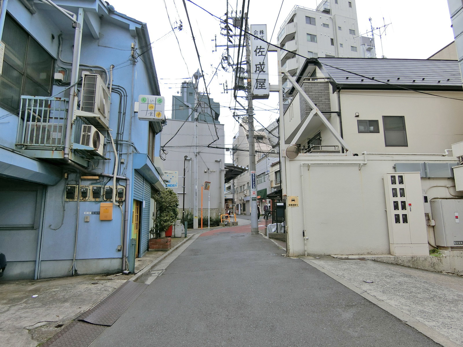 佐成屋ビル前面の通り
