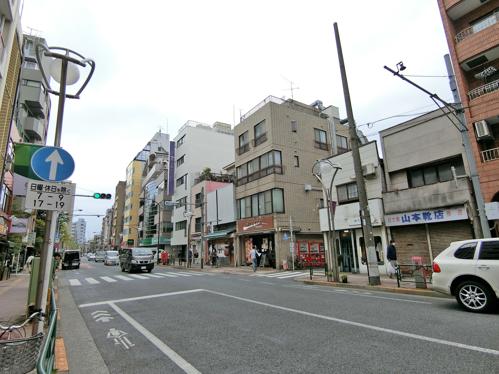 早稲田通りに立地