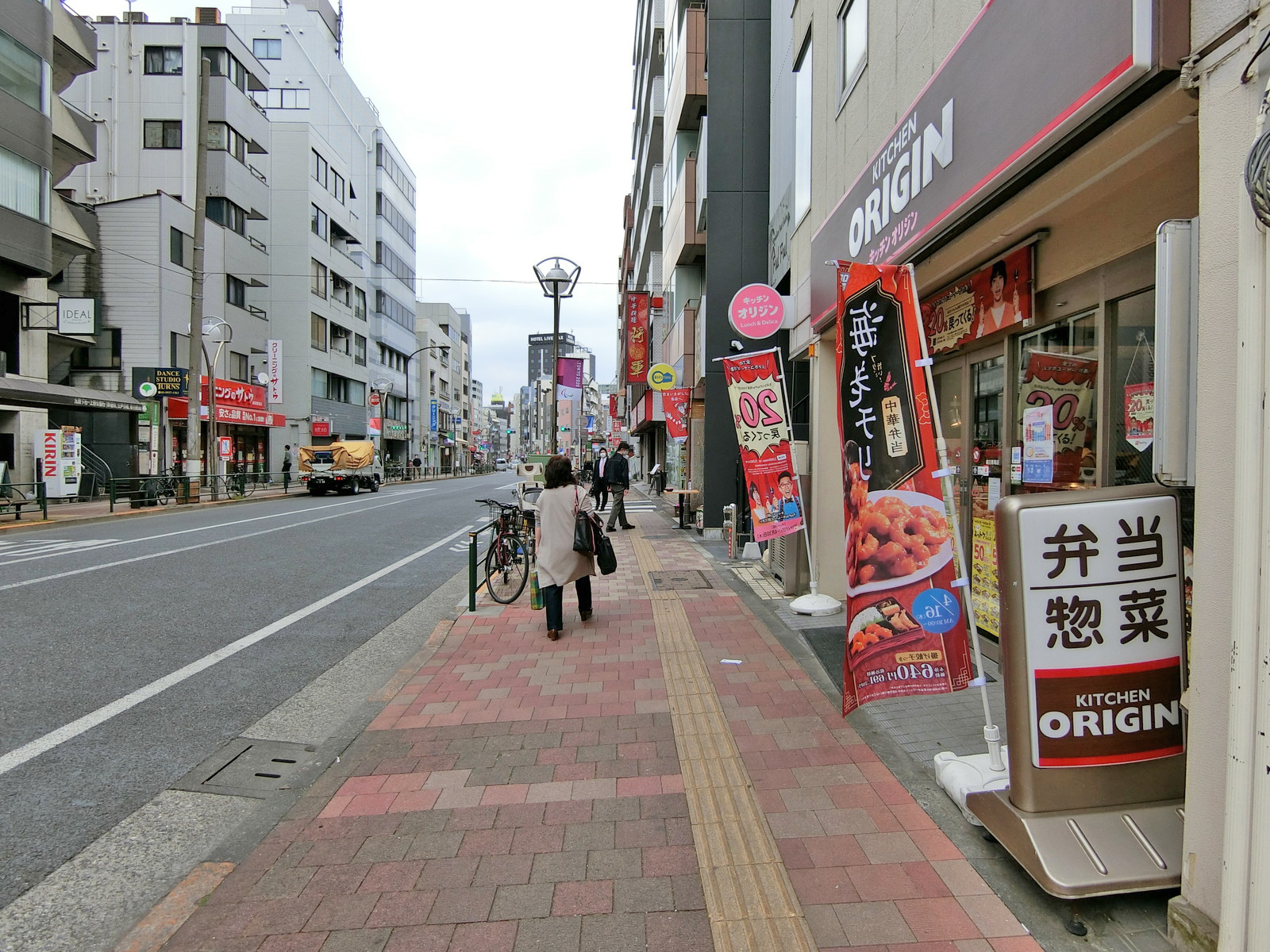 高田馬場トーシンビル前面の通り