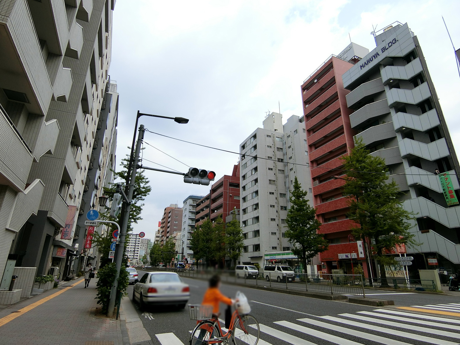 イトービル駒込﻿前面の本郷通り