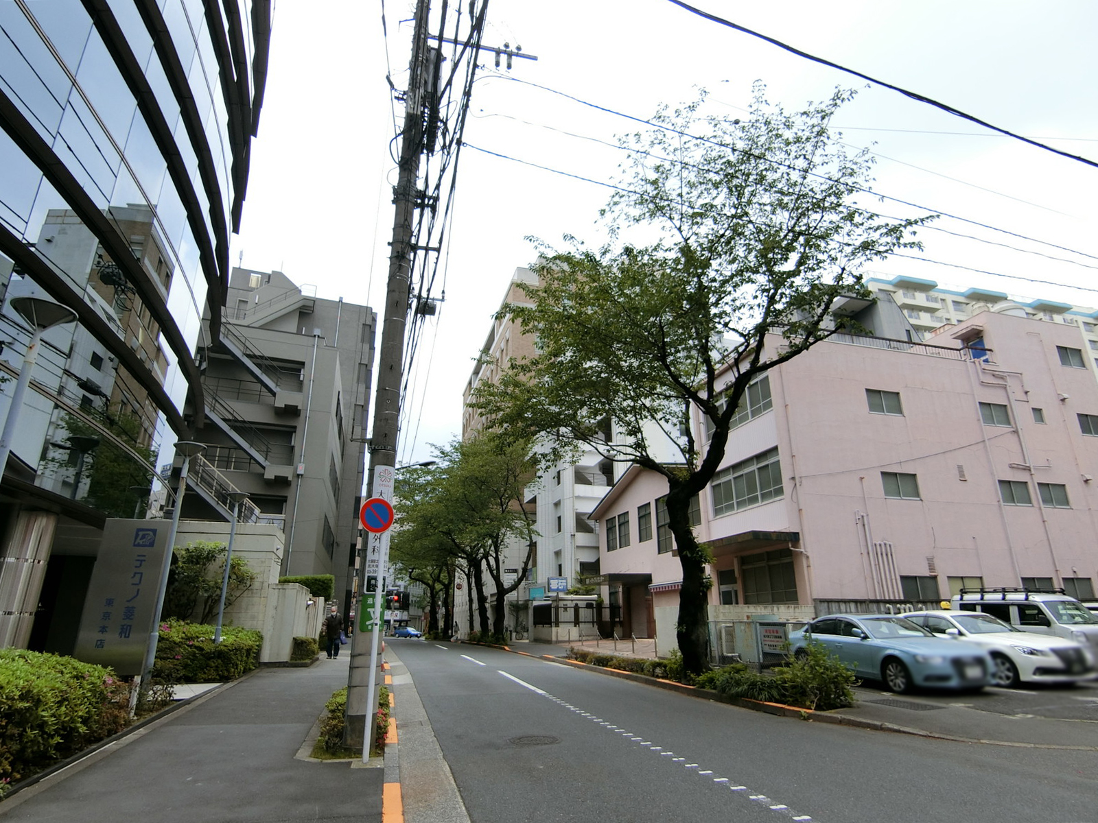鴨志田ビル前面の通り
