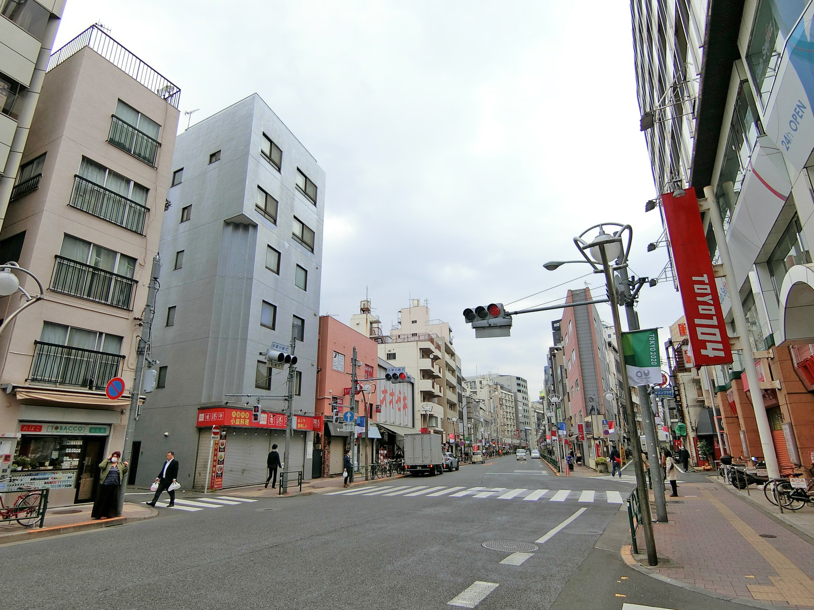 早稲田通り沿いに立地