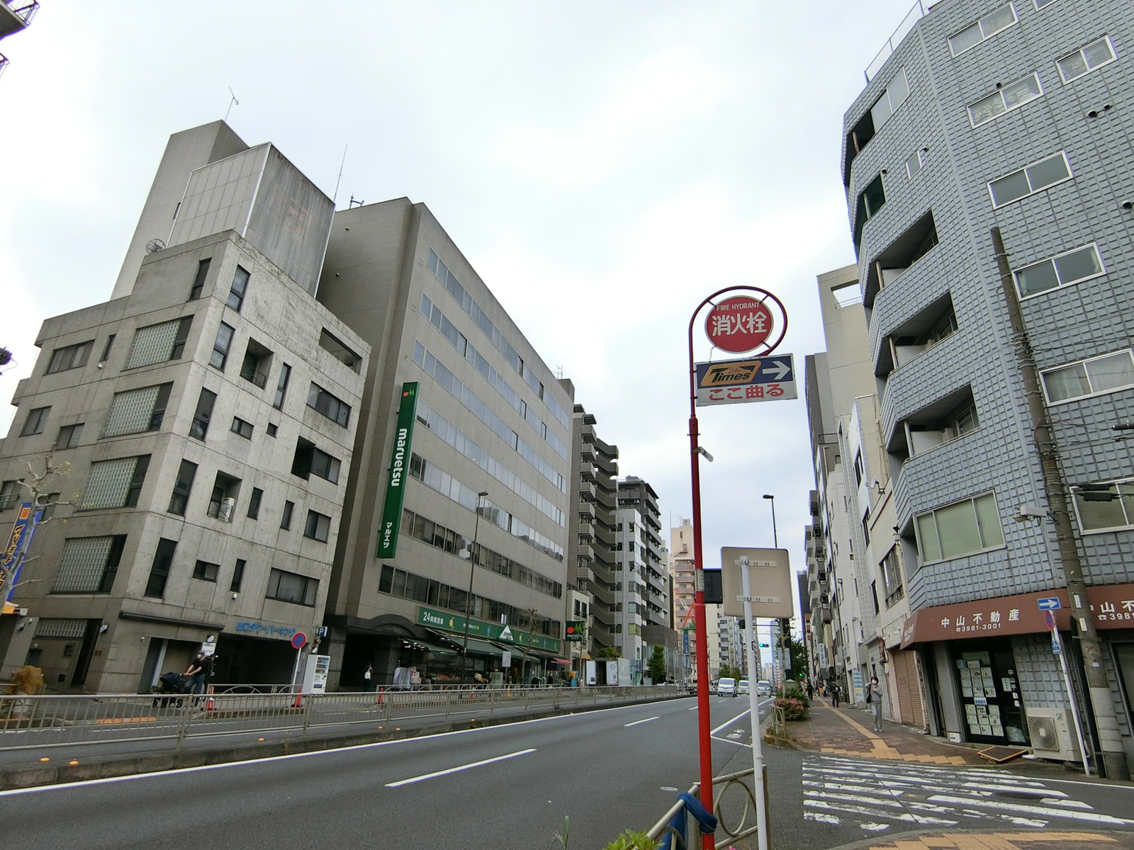 双葉ビル前面の春日通り