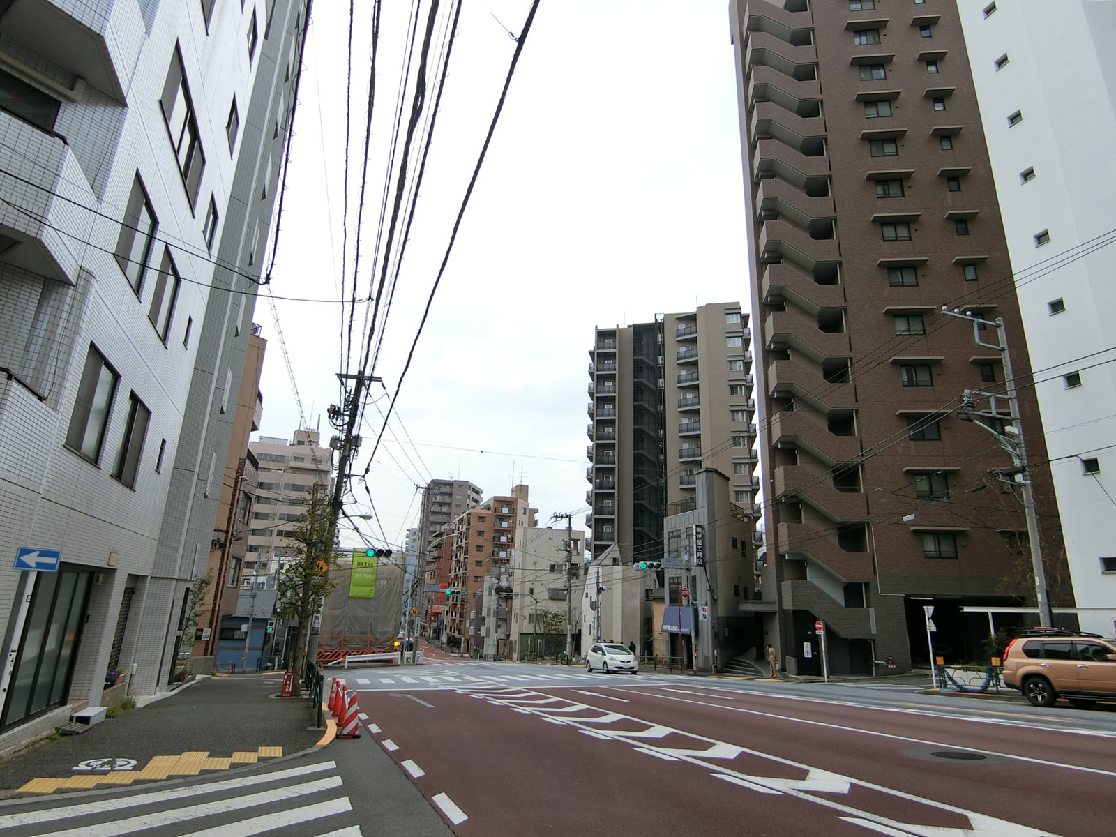 有田ビル前面の不忍通り