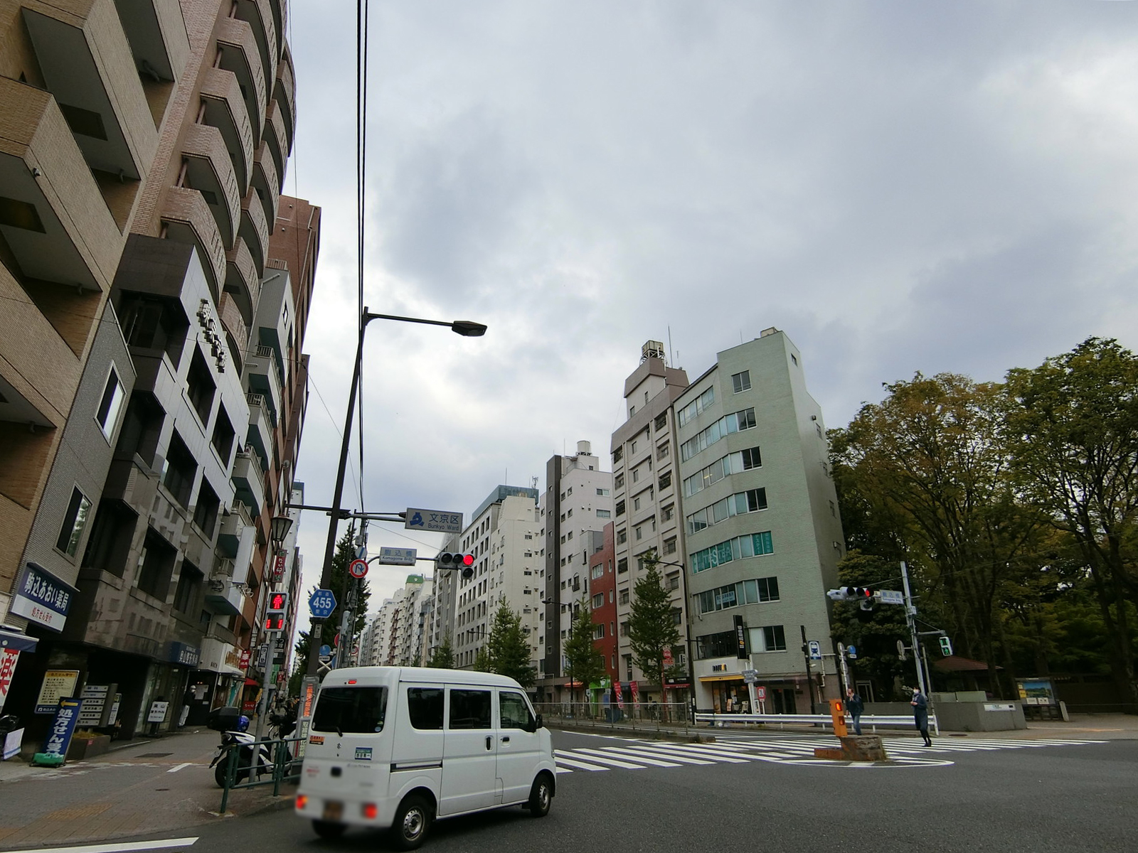 第三米山ビル前面の本郷通り