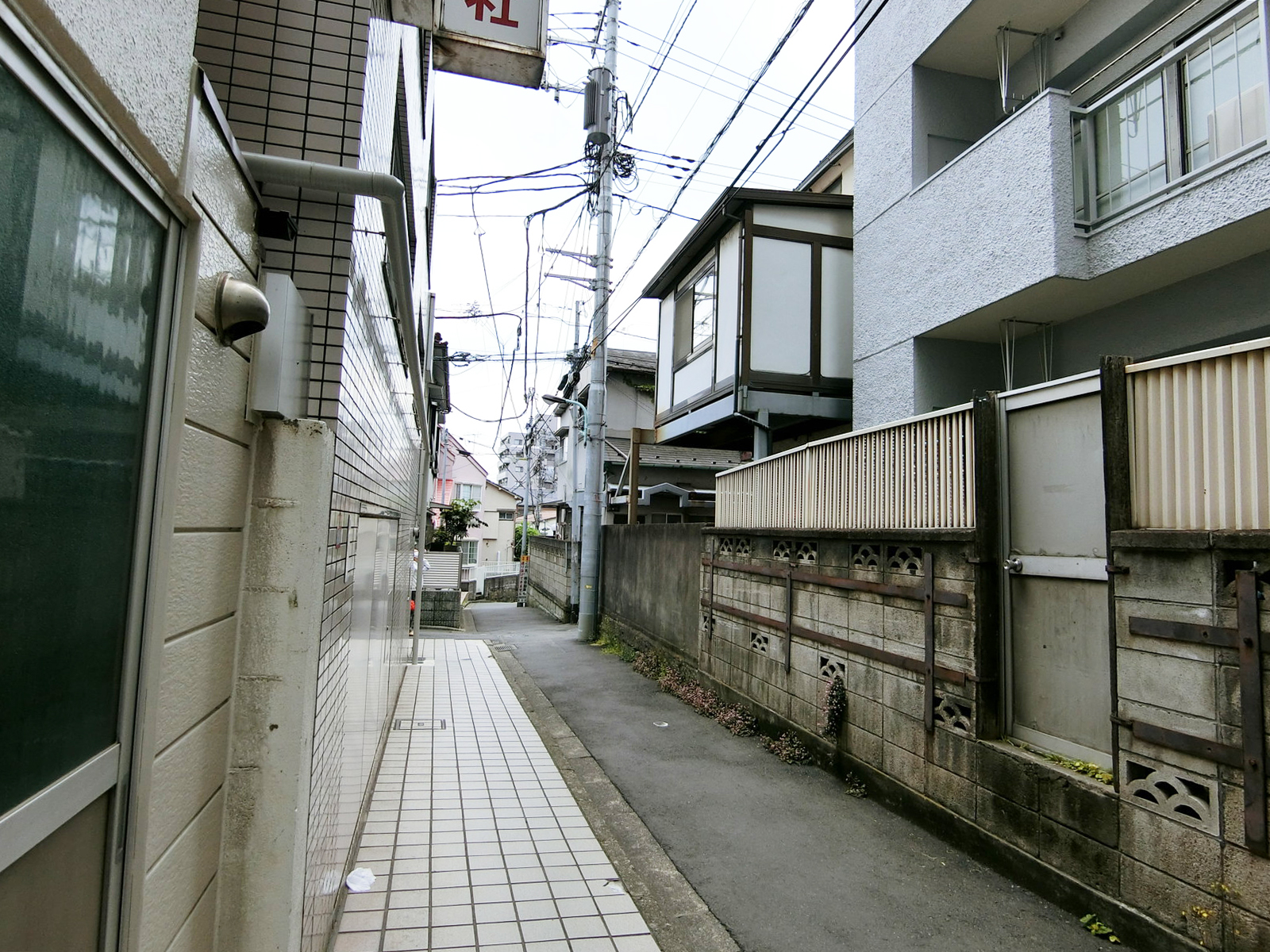 旭工芸社ビル前面の通り
