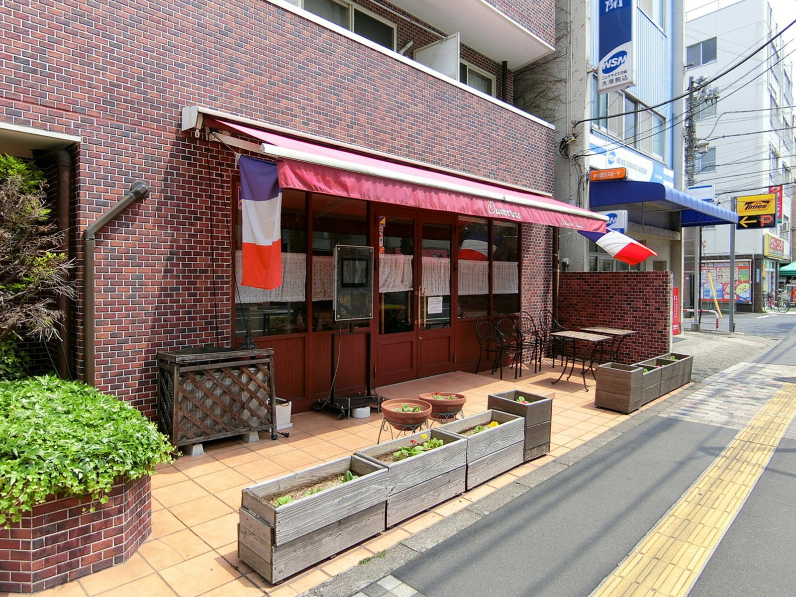 付近には飲食店が点在