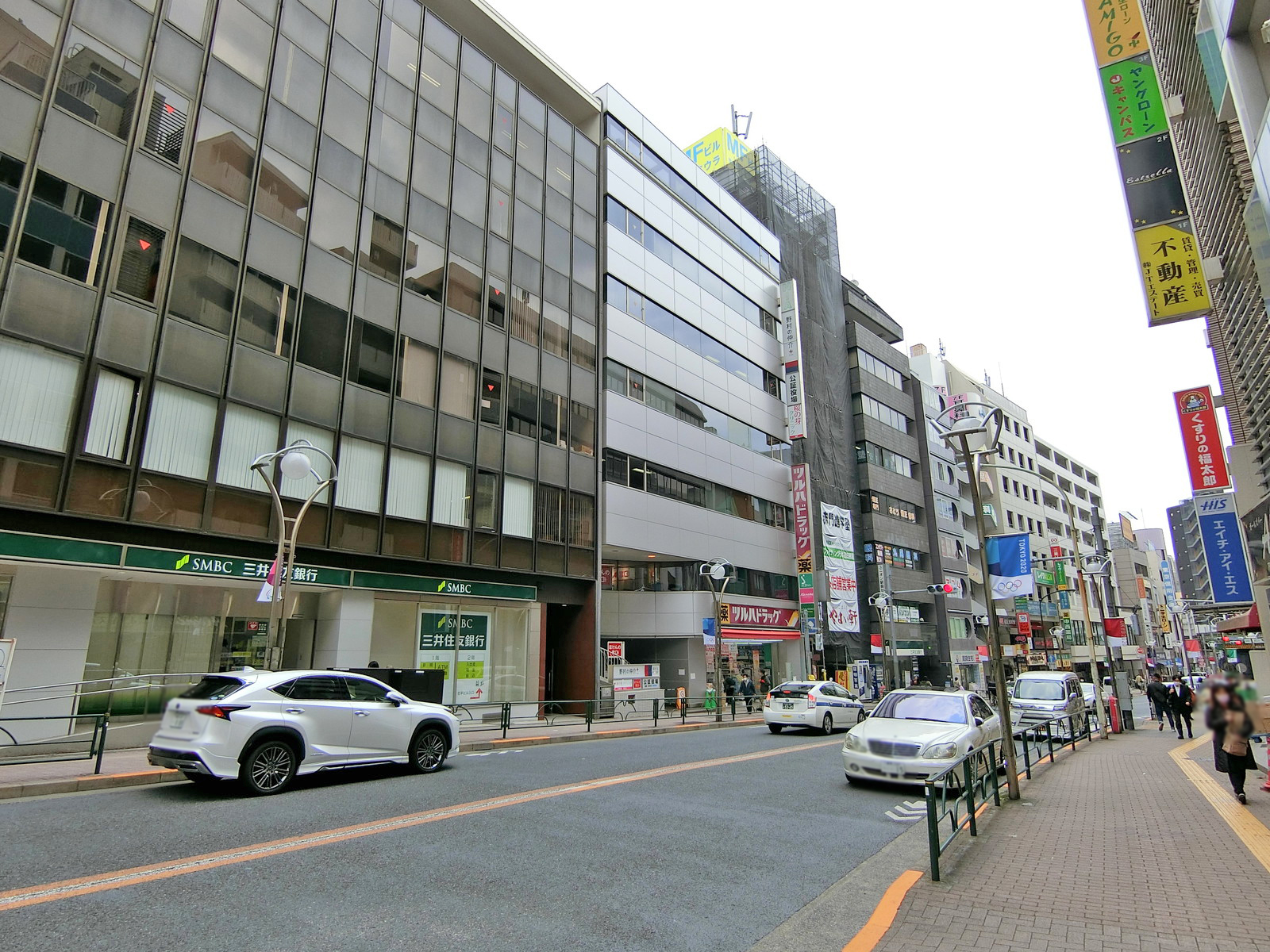早稲田通り沿いに立地