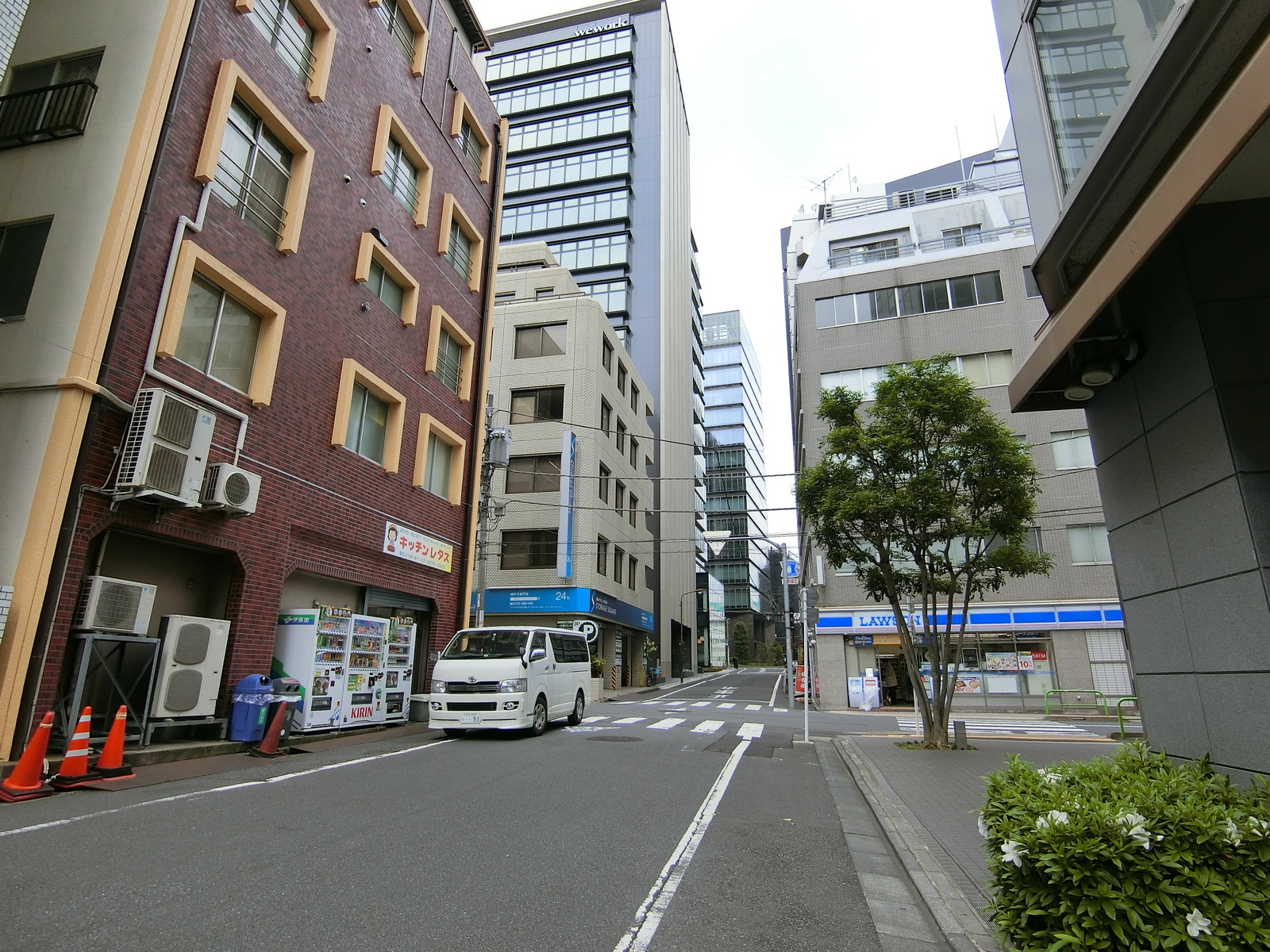 朝日ビル前面の通り