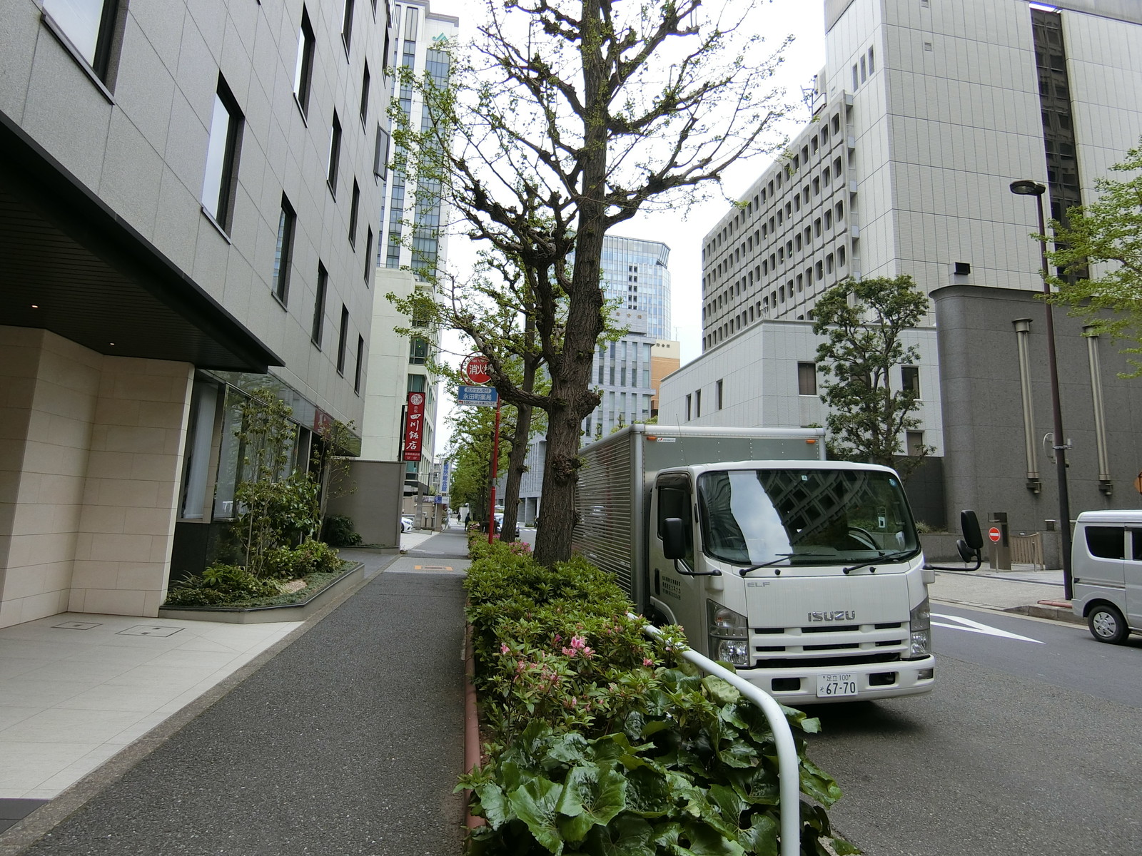 オフィスビル前面の通り